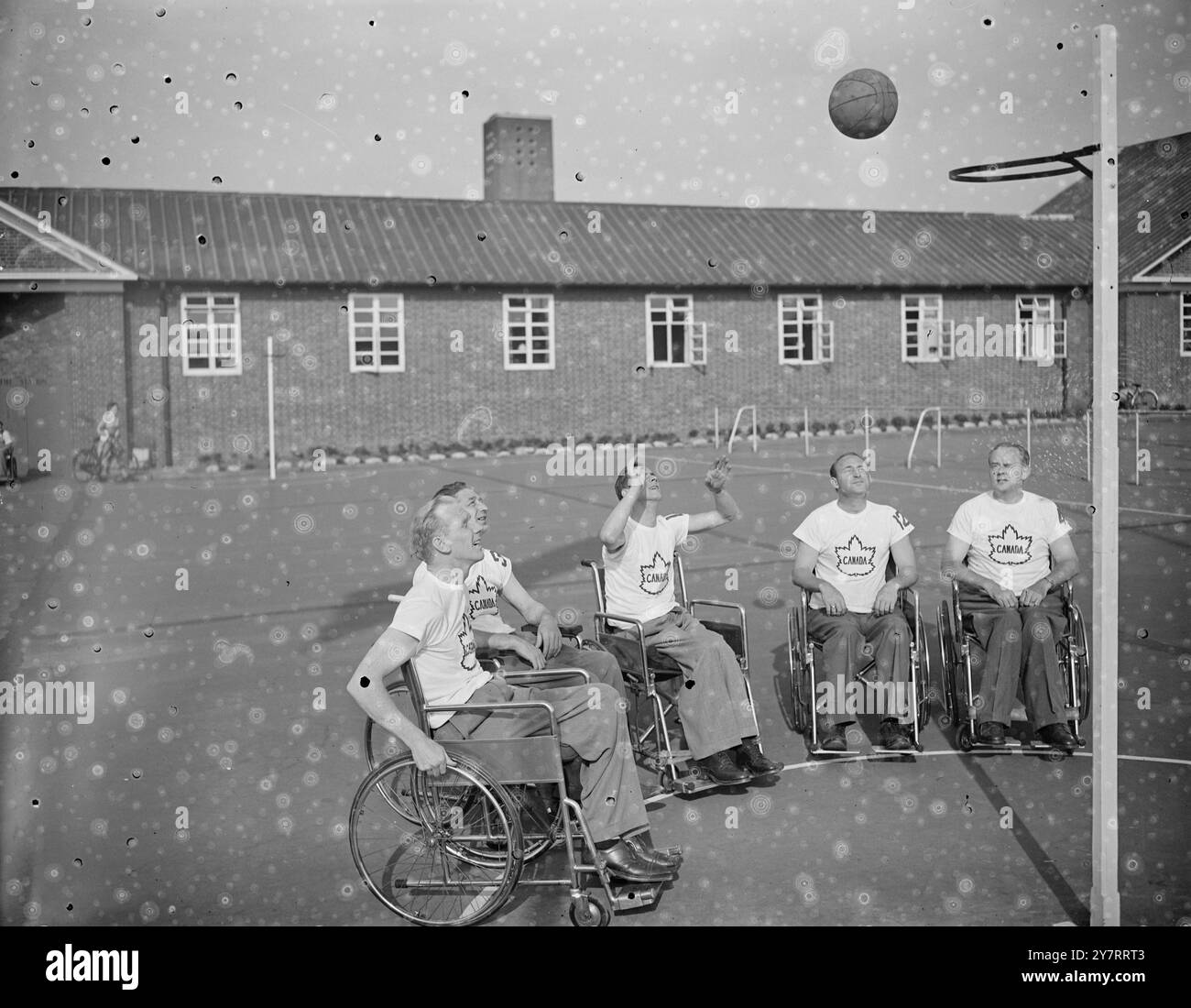 JEUX OLYMPIQUES des PARAPLÉGIQUES 7.8.53 (LÉGENDE ORIGINALE)200 hommes et femmes de près d'une douzaine de pays participent à une rencontre sportive de deux jours qui s'est ouverte aujourd'hui à Stoke Mandeville. Tous sont paraplégiques - victimes de paralysie spinale - et certains des jeux sont joués à des règles modifiées. La photo montre les membres de l'équipe canadienne de basketball qui se sont envolés pour ce pays pour participer aux matchs photographiés à l'entraînement, il s'agit de G à d, Tom Somerville, Syd Palmer, Vic MacGillivray, Bill Handley et Bob Hughes. Tous de Montréal. 7 août 1953 Banque D'Images