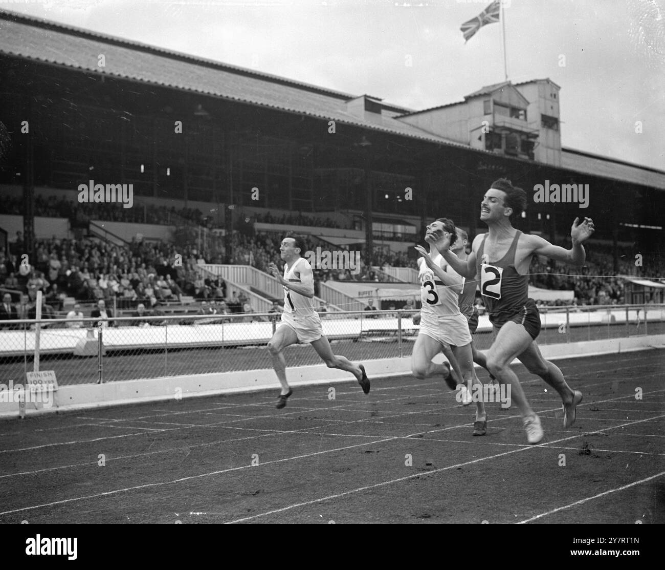 LA GRANDE-BRETAGNE VS LA FRANCE EN RÉUNION SPORTIVE AU STADE WHITE CITY. 3,8.53. EXPOSITIONS DE PHOTOS. L’arrivée de l’épreuve de 100 yards, montrant René Bonio, de France, gagnant contre Brian Shenton (GB) qui a terminé deuxième, avec Ken Jones (GB) troisième. 3 août 1953 Banque D'Images