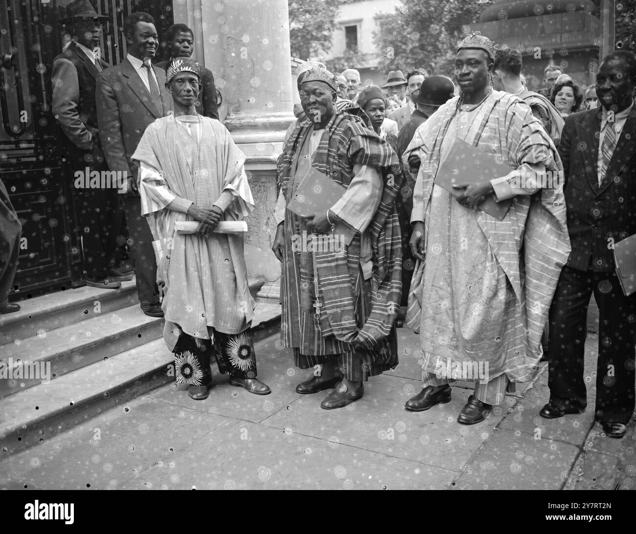 NIGERIA CONFÉRENCE CONSTITUTIONNELLE 30.7,53. La Conférence sur la Constitution du Nigeria s'est ouverte cet après-midi à Carlton House Terrace, Londres, S. W. la Conférence examine les défauts de la constitution actuelle et leur correction. La photo montre trois des chefs nigérians participant à la Conférence, de gauche à droite : Obi Nwoko II ; Oni d'Ife et l'Olowo d'Owo, ministre de la région de l'Ouest sans portefeuille. 30 juillet 1953 Banque D'Images