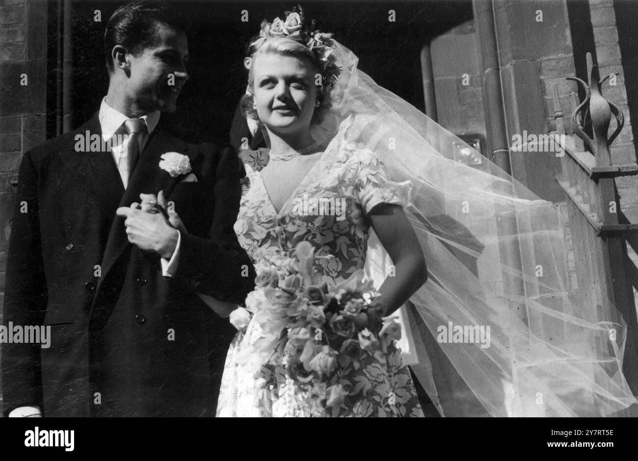 ANGELA ET PETER WED DANS L'ÉGLISE D'ÉCOSSE MANSE 12-8-49 le mariage a eu lieu aujourd'hui à la chapelle de l'église d'Écosse Manse de dispositifs Columba à Lennox Gardens, Chelsea, entre Miss Angela Lansbury, petite-fille du regretté Mr. George Lansbury, député, et Peter Shaw, acteur né à Itish. Miss Lansbury a joué dans des films à Hollywood et a parcouru 6000 miles dans l'espoir d'être en mesure d'être marié à l'église Bow de Londres, mais cela a été jugé impossible. La cérémonie a été réalisée par le Dr R.F.V. Scott. PHOTO MONTRE : le vent souffle le voile d'Angela comme le couple heureux sont photograp Banque D'Images ANGELA ET PETER WED DANS L'ÉGLISE D'ÉCOSSE MANSE 12-8-49 le mariage a eu lieu aujourd'hui à la chapelle de l'église d'Écosse Manse de dispositifs Columba à Lennox Gardens, Chelsea, entre Miss Angela Lansbury, petite-fille du regretté Mr. George Lansbury, député, et Peter Shaw, acteur né à Itish. Miss Lansbury a joué dans des films à Hollywood et a parcouru 6000 miles dans l'espoir d'être en mesure d'être marié à l'église Bow de Londres, mais cela a été jugé impossible. La cérémonie a été réalisée par le Dr R.F.V. Scott. PHOTO MONTRE : le vent souffle le voile d'Angela comme le couple heureux sont photograp Banque D'Images