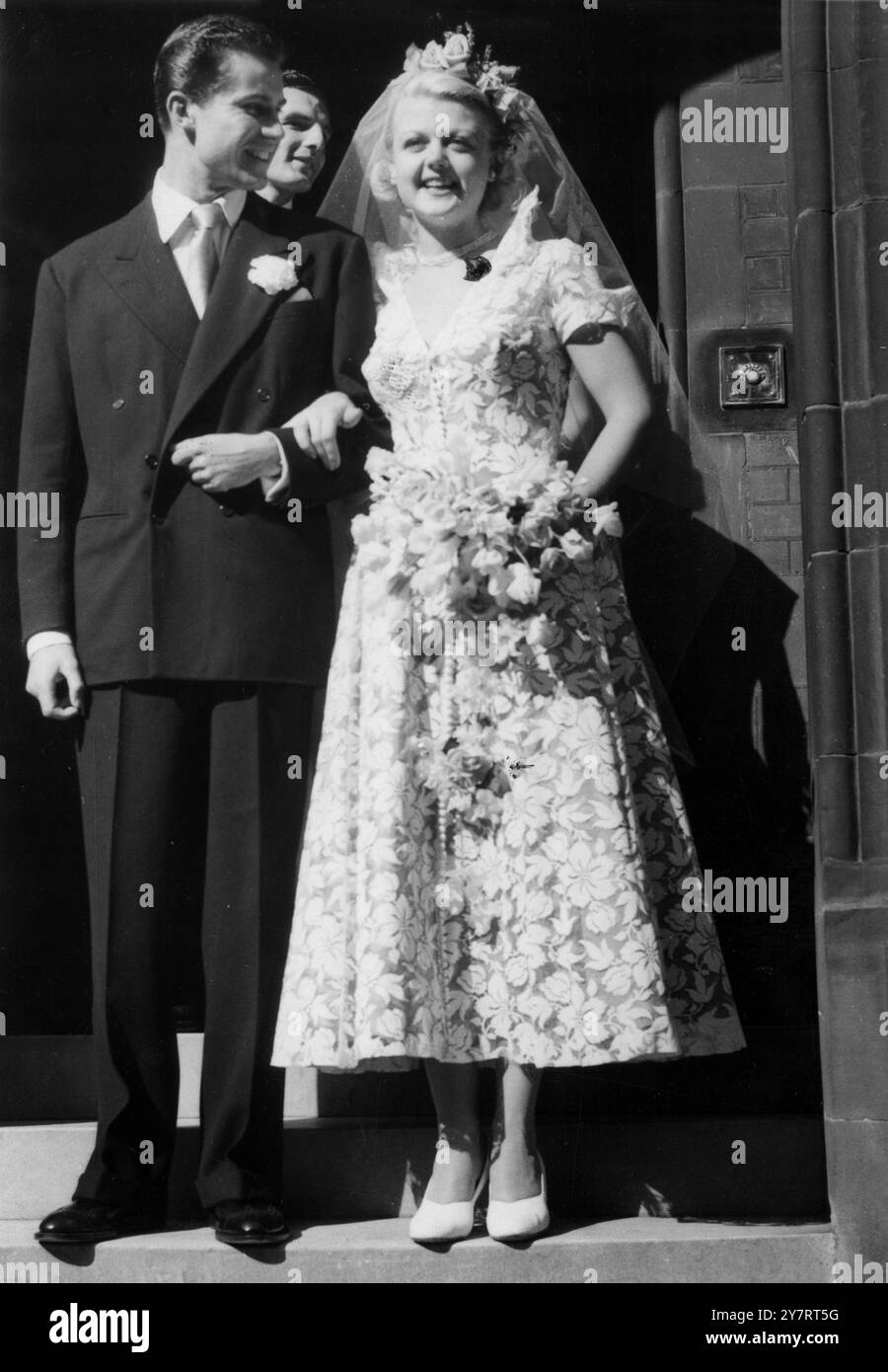 ANGELA ET PETER WED DANS L'ÉGLISE D'ÉCOSSE MANSE 12-8-49 le mariage a eu lieu aujourd'hui à la chapelle de l'église d'Écosse Manse de dispositifs Columba à Lennox Gardens, Chelsea, entre Miss Angela Lansbury, petite-fille du regretté Mr. George Lansbury, député, et Peter Shaw, acteur né à Itish. Miss Lansbury a joué dans des films à Hollywood et a parcouru 6000 miles dans l'espoir d'être en mesure d'être marié à l'église Bow de Londres, mais cela a été jugé impossible. La cérémonie a été réalisée par le Dr R.F.V. Scott. SPECTACLES DE PHOTOS : la mariée et le marié photographiés après la créémonie. 12 août Banque D'Images ANGELA ET PETER WED DANS L'ÉGLISE D'ÉCOSSE MANSE 12-8-49 le mariage a eu lieu aujourd'hui à la chapelle de l'église d'Écosse Manse de dispositifs Columba à Lennox Gardens, Chelsea, entre Miss Angela Lansbury, petite-fille du regretté Mr. George Lansbury, député, et Peter Shaw, acteur né à Itish. Miss Lansbury a joué dans des films à Hollywood et a parcouru 6000 miles dans l'espoir d'être en mesure d'être marié à l'église Bow de Londres, mais cela a été jugé impossible. La cérémonie a été réalisée par le Dr R.F.V. Scott. SPECTACLES DE PHOTOS : la mariée et le marié photographiés après la créémonie. 12 août Banque D'Images