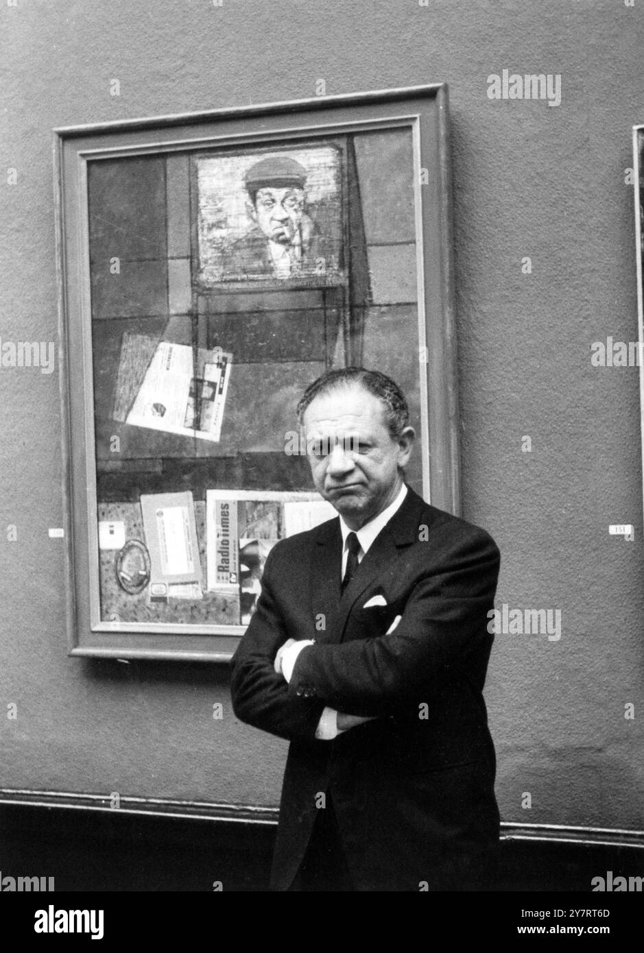 Londres : le célèbre visage dégoûté appartient à l'artiste sud-africain - l'acteur Sidney James qui avec les bras pliés se tient devant son portrait, ' Citizen James m 1962 ' le travail de Ruskin Spear , RA à l'avant-première d'aujourd'hui de la 194ème exposition de l'exposition d'été de la Royal Academy. L'image montre Sid James sur un écran de télévision , et l'ensemble est étonnamment ajusté dans un motif géométrique tandis qu'au bas une vraie feuille du Radio Times , une véritable interdiction de l'avis de bombe, de vrais morceaux d'un paquet de cigarettes , et une boîte d'allumettes sont collés sur un tableau équilibré . 4 mai 1962 Banque D'Images Londres : le célèbre visage dégoûté appartient à l'artiste sud-africain - l'acteur Sidney James qui avec les bras pliés se tient devant son portrait, ' Citizen James m 1962 ' le travail de Ruskin Spear , RA à l'avant-première d'aujourd'hui de la 194ème exposition de l'exposition d'été de la Royal Academy. L'image montre Sid James sur un écran de télévision , et l'ensemble est étonnamment ajusté dans un motif géométrique tandis qu'au bas une vraie feuille du Radio Times , une véritable interdiction de l'avis de bombe, de vrais morceaux d'un paquet de cigarettes , et une boîte d'allumettes sont collés sur un tableau équilibré . 4 mai 1962 Banque D'Images