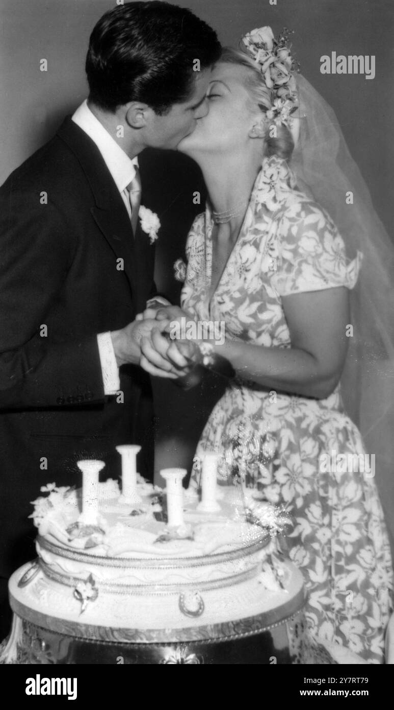 ANGELA ET PETER WED DANS L'ÉGLISE D'ÉCOSSE MANSE.. RÉCEPTION À L'HÔTEL NORMANDIE KNIGHTSBRIDGE. 12.8,49. Le mariage a eu lieu aujourd'hui à la chapelle de l'église d'Écosse Manse of St Columbia's à Lennox Gardens, Chelsea, entre Mlle Angela Lansbury, petite-fille de feu M. George Lansbury, député et Peter Shaw, acteur d'origine irlandaise. Miss Lansbury a joué dans des films à Hollywood, et a parcouru 6000 km dans l'espoir d'être mariée à l'église Bow de Londres, mais cela s'est avéré impossible. La cérémonie a été réalisée par le Dr R.F.V.Scott. La réception a eu lieu au Normandie Hot Banque D'Images ANGELA ET PETER WED DANS L'ÉGLISE D'ÉCOSSE MANSE.. RÉCEPTION À L'HÔTEL NORMANDIE KNIGHTSBRIDGE. 12.8,49. Le mariage a eu lieu aujourd'hui à la chapelle de l'église d'Écosse Manse of St Columbia's à Lennox Gardens, Chelsea, entre Mlle Angela Lansbury, petite-fille de feu M. George Lansbury, député et Peter Shaw, acteur d'origine irlandaise. Miss Lansbury a joué dans des films à Hollywood, et a parcouru 6000 km dans l'espoir d'être mariée à l'église Bow de Londres, mais cela s'est avéré impossible. La cérémonie a été réalisée par le Dr R.F.V.Scott. La réception a eu lieu au Normandie Hot Banque D'Images