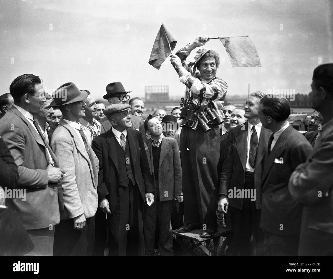 Harpo prend à TIC-tac dans une journée aux courses Harpo Marx , célèbre comédien américain , à présent apparaissant au palladium de Londres a eu une journée aux courses à Alexandra Park . Photos montre : très bien habillé pour les courses , Harpo , un expert à Dumb Talk instituts un nouveau type de TIC-tac à Alexandra Park aujourd'hui 2 juillet 1949 Banque D'Images