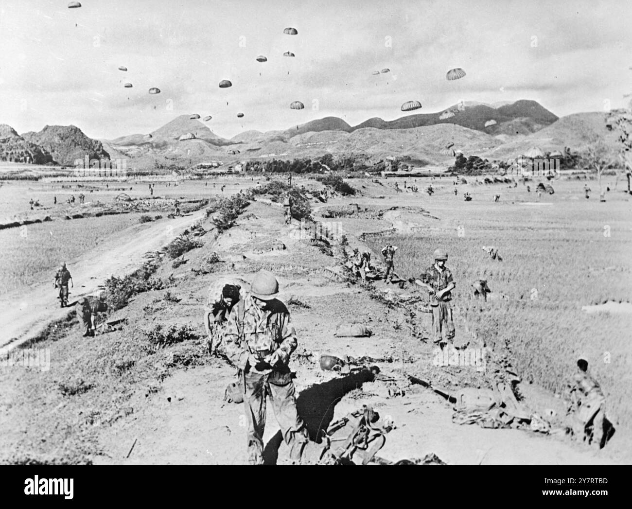 PREMIÈRES PHOTOS DU raid de PARACHUTISTES FRANÇAIS SUR LANGSON 22-7-53 vendredi dernier, des parachutistes de l'Union française ont attaqué la base du Viet Minh à Langson, à quelques kilomètres de la frontière chinoise. Le général René Cogny, le commandant des forces dans le nord de l'Indochine, a déclaré par la suite que le raid avait porté un coup écrasant aux plans du Viet Minh pour une offensive précoce. La photo montre l'atterrissage depuis l'air en cours de réalisation. Les troupes débarquées par des unités navales reliées aux troupes aéroportées après que leur mission a été achevée et un retrait a été effectué presque sans perte. 22 juillet 1953 Banque D'Images