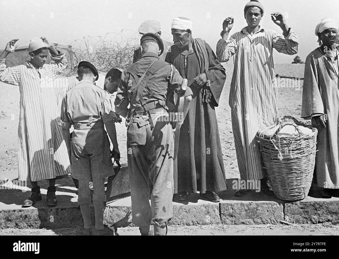 LES TROUPES FOUILLENT DES VÉHICULES À ISMAILIA. SUITE À L'ENLÈVEMENT DE L'AVIATEUR BRITANNIQUE. 17.7,53. Au début de la semaine, les autorités militaires britanniques ont mis en place des points de contrôle pour fouiller tout le trafic entrant et sortant d'Ismaïlia après que les autorités égyptiennes n'eurent pas pris de mesures pour renvoyer un aviateur britannique enlevé. La lettre dans laquelle les autorités britanniques annonçaient leur intention de prendre cette mesure est qualifiée par les Égyptiens d'«ultimatum», et un ministre égyptien a déclaré que son gouvernement ne resterait pas inactif face à des mesures portant atteinte à sa souveraineté. L'aérom britannique Banque D'Images