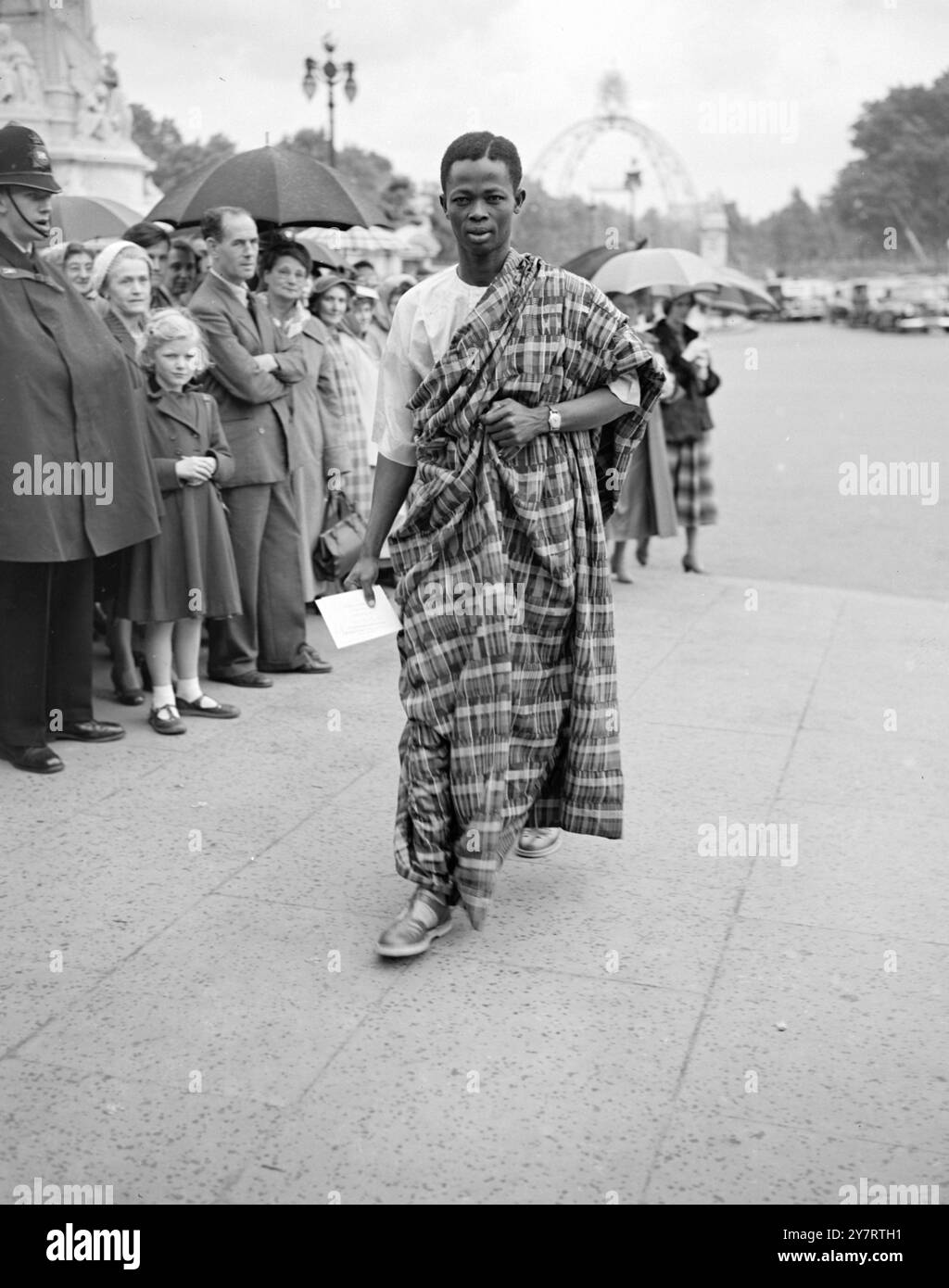 EN ARRIVANT À BUCKINGHAM PALACE GARDEN PARTY TODAYPhoto montre M. J B Odunton de la Gold Coast portait une robe indigène colorée à la Buckingham Palace Garden party cet après-midi. 16 juillet 1953 Banque D'Images