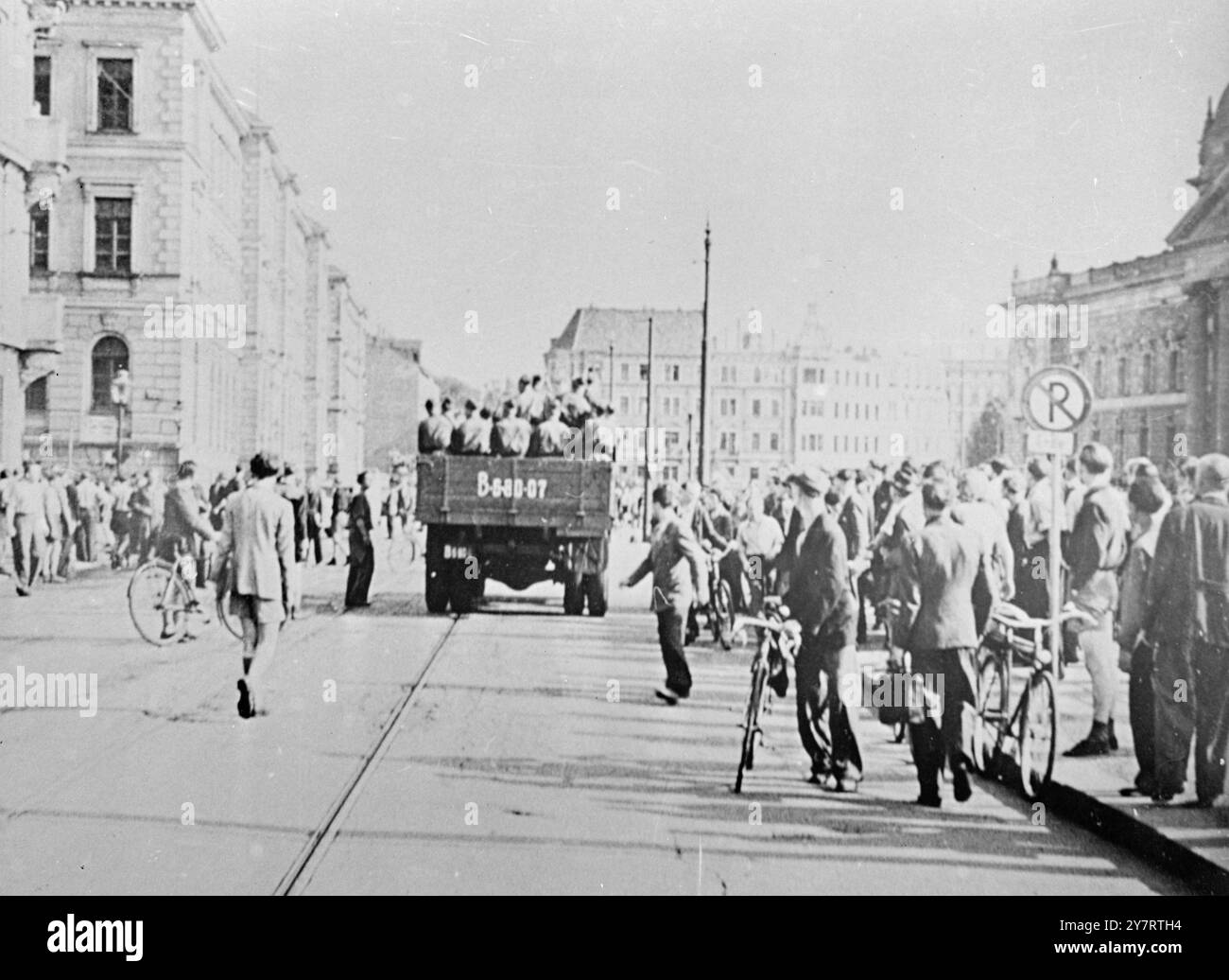 FRIST PICTURES DE L'ALLEMAGNE DE L'EST DU 17 JUIN ÉMEUTES 17.7,53. Les premières photos prises en Allemagne de l'est des émeutes du 17 juin viennent d'être introduites clandestinement à l'ouest. La photo montre des Allemands hocher et lancer des pierres alors que des camions chargés de troupes russes pénètrent sur la place principale de Leipzig. 17 juillet 1953 Banque D'Images