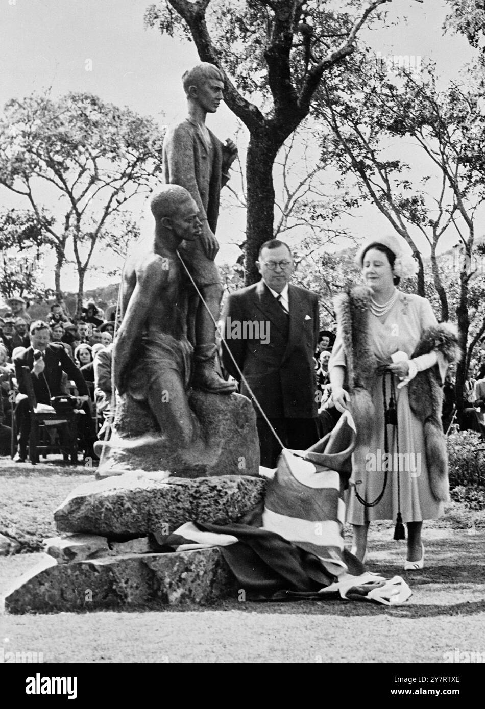 VISITE ROYALE EN RHODÉSIE 12/7/53La photo montre SM la Reine mère regarde le Kingsley Fairbridge Memorial sur le Christmas Pass après l'avoir dévoilé. 12 juillet 1953 Banque D'Images