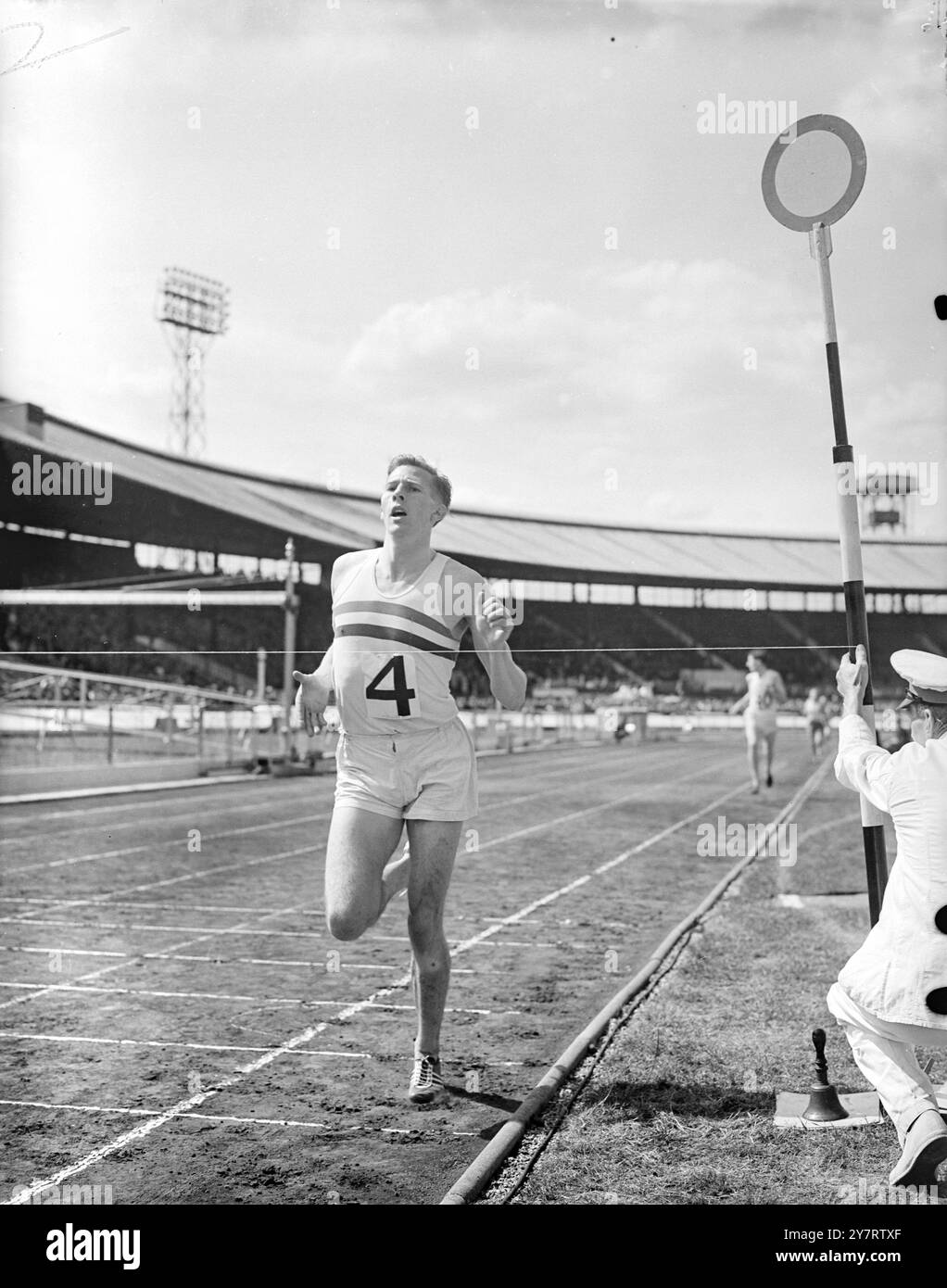 ATHLÉTISME À LA VILLE BLANCHE. LES CHAMPIONNATS de 1953 11.7.53La photo montre Roger Bannister vu comme il a terminé premier dans l'épreuve de 1 mile avec un temps de 4 min 5,2 s ; deuxième était DC Seaman 3rd GW Nankerville, au White City Stadium aujourd'hui. 11 juillet 1953 Banque D'Images