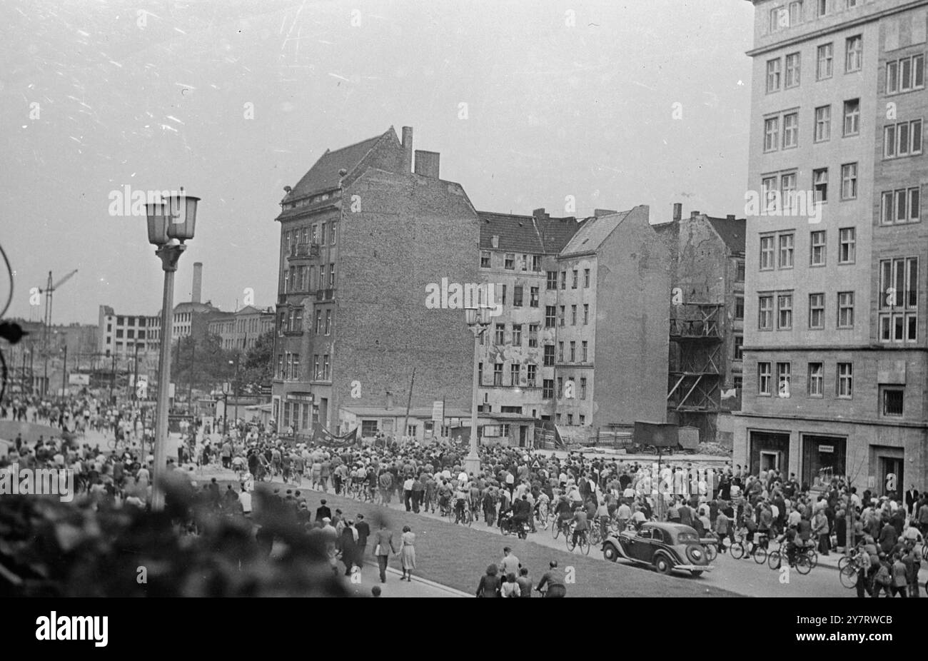 ÉMEUTES À BERLIN-EST 17.6,53. Les Allemands de Berlin-est ont entamé hier des grèves et des manifestations contre les autorités soviétiques. Des milliers de travailleurs ont défilé dans les rues en criant des slogans, tandis que la police est restée pour la plupart à regarder. Des affrontements ont eu lieu avec des membres du parti communiste. La photo montre des manifestants marchant sur Staline Allee, l'un des endroits où les émeutes ont commencé lorsque les travailleurs d'un bloc gouvernemental d'appartements de luxe ont fait grève hier. 17 juin 1953 Banque D'Images