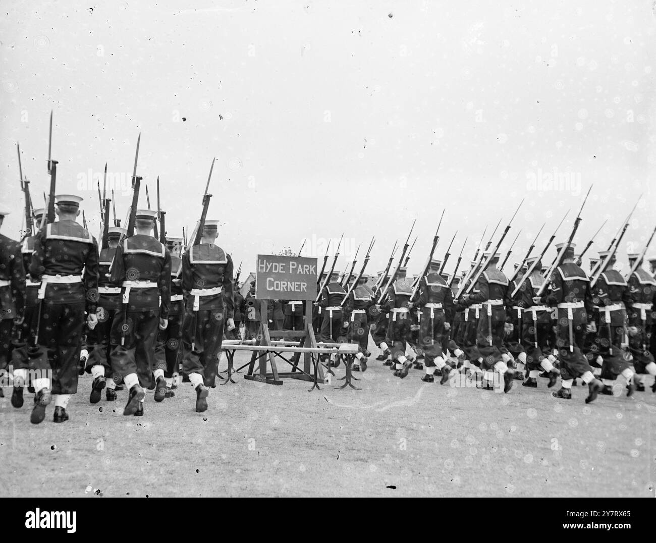 DERNIÈRE RÉPÉTITION POUR LE CONTINGENT COLONIAL le contingent COLONIAL pour la procession du couronnement a eu sa dernière répétition à Pirbright aujourd'hui. La photo montre les classements navals canadiens défilant devant un obstacle qui représente la partie Hyde Park Corner de la route. 23 mai 1953 Banque D'Images
