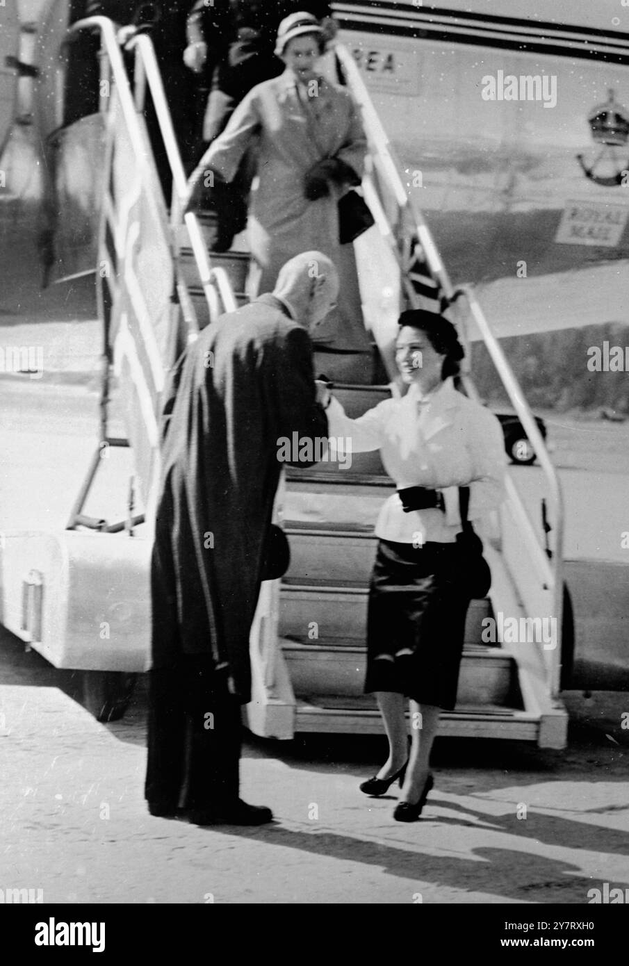 PHOTO PAR FIL DE - PRINCESSE MARGARET - ARRIVÉE EN NORVÈGE - 14.5,53. - S.A.R. la Princesse Margaret, en visite à Oslo pour le mariage de la Princesse Ragnhild et du M.R. Erling Lorentzen, - W&S rencontré par des membres de la famille royale norvégienne à l'aérodrome de Fornebu, où elle est arrivée cet après-midi. - I.N.P. photos - la princesse Margaret est accueillie - à son arrivée à l'aérodrome de Fornebu - par le roi Haakon, de Norvège. - 97/EVM/ 68568 - nouvelles internationales photos. - ReproductionFee London Dailies £12.12.0. - Provs. 6,6 £. Banque D'Images