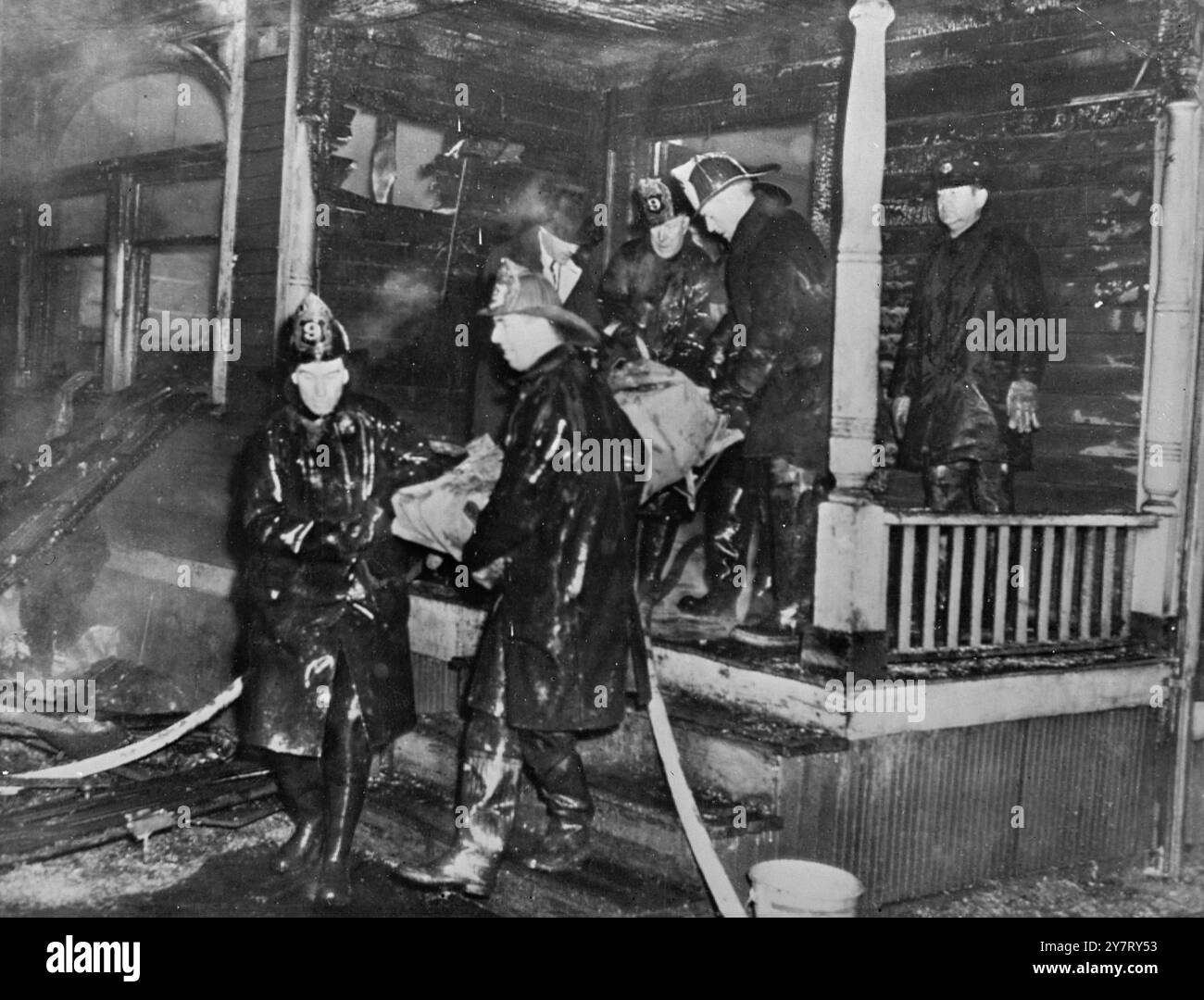 Pompiers vus au travail sauvant des gens d'une maison en flammes aux États-Unis Banque D'Images