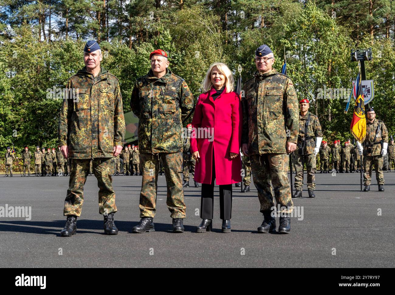 Volkach, Bavière, Allemagne - 1er octobre 2024 : appel nominal des forces armées allemandes à la caserne de Mainfranken à Volkach pour le changement de commandement des bataillons logistiques 461, 467, 471 et 472 du régiment logistique 4. Administrateur du district de Kitzingen avec le général de corps d'armée Gerald Funke, le colonel Matthias Kampf et le colonel Alexander Heinze *** appel der Deutschen Bundeswehr in der Mainfranken-Kaserne in Volkach zum Unterstellungswechsel der Logistikbataillone 461, 467, 471 und 472 unter das Logistikregiment 4. Landrätin Tamara Bischof Landkreis Kitzingen z Banque D'Images