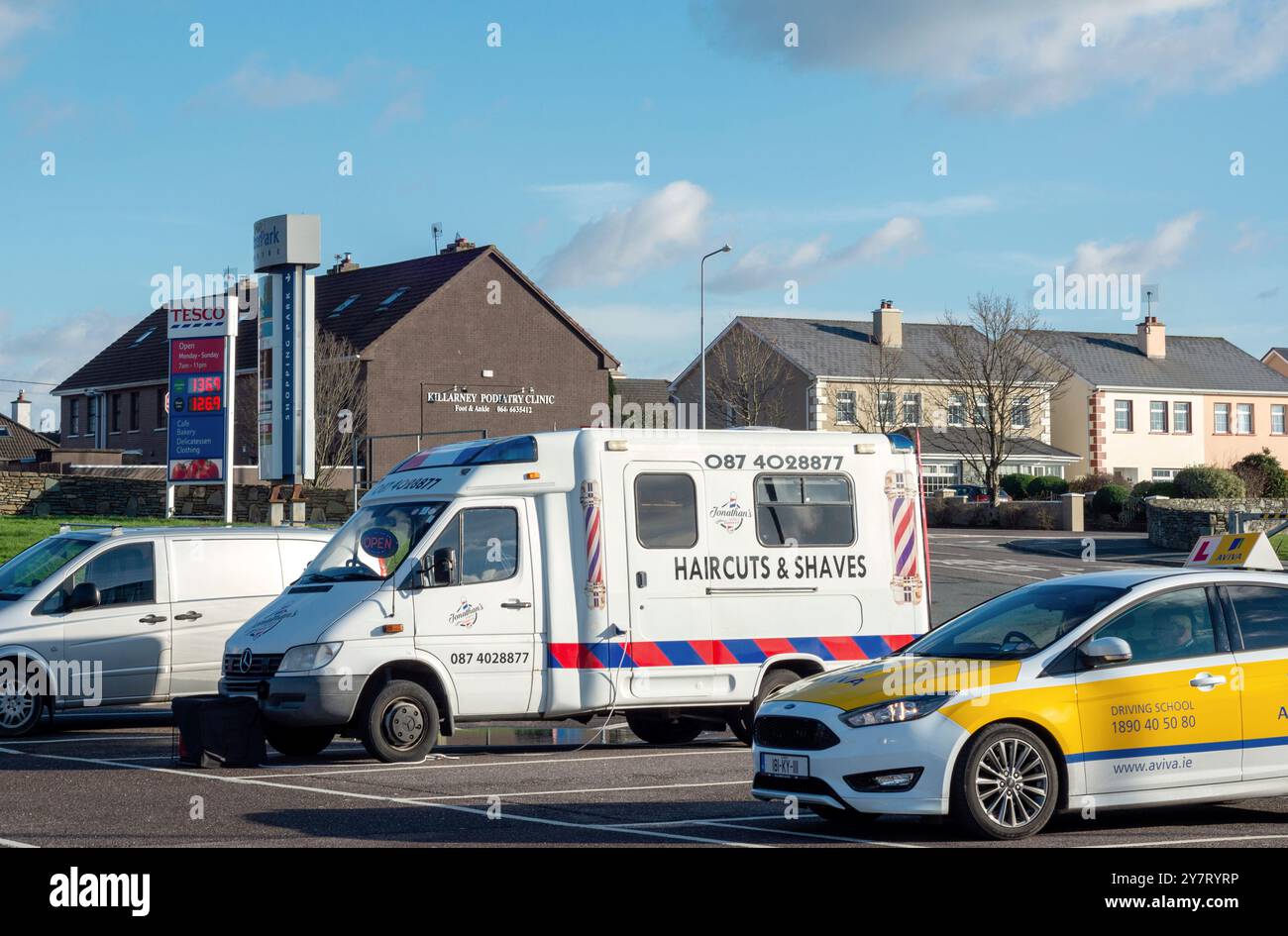 Mobile salon de coiffure coiffeur mobile van d'affaires dans Deerpark Shopping Centre parking à Killarney, comté de Kerry, Irlande Banque D'Images