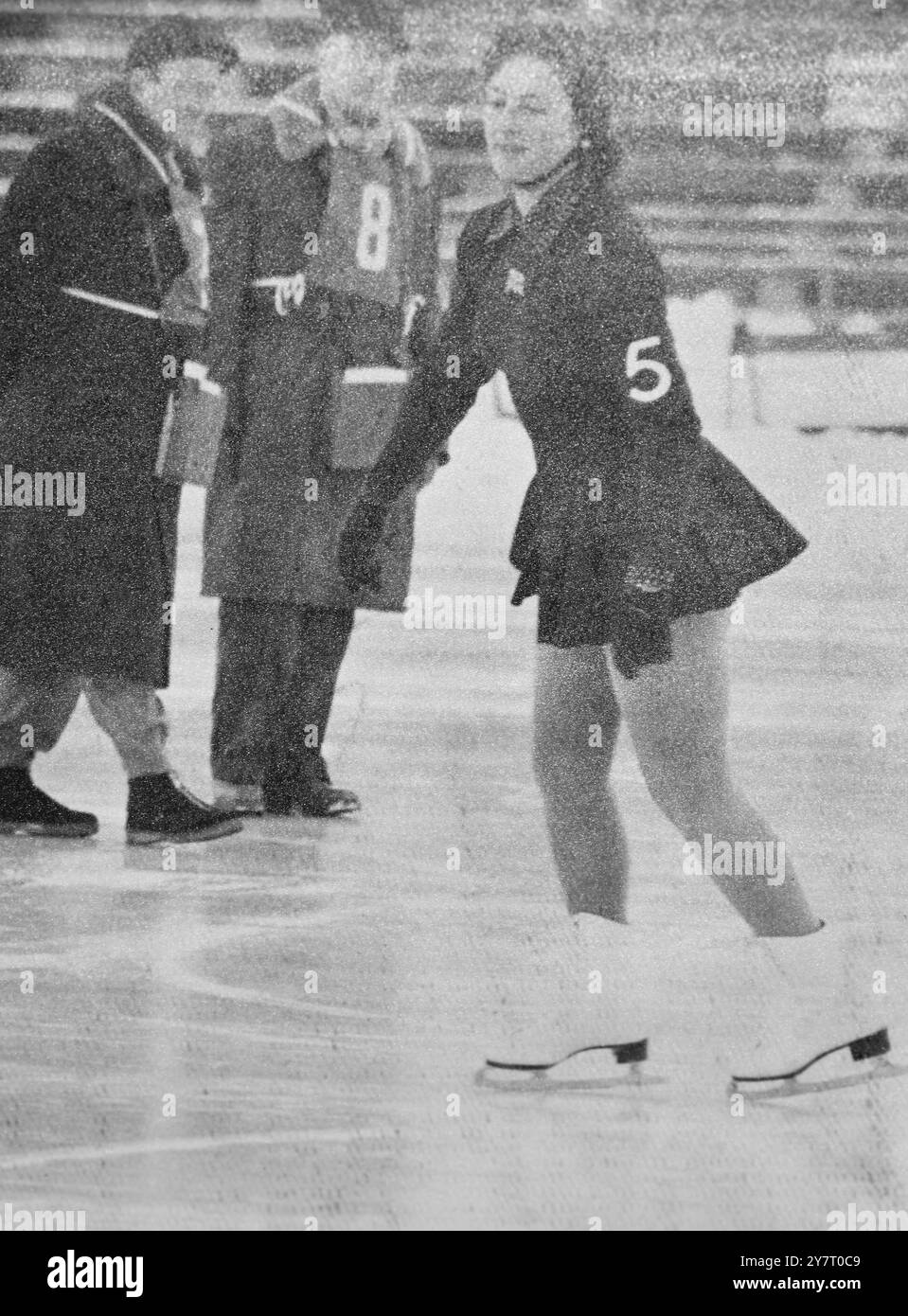 JEUX OLYMPIQUES D'HIVER À OSLO, NORVÈGE. 18-2-52 I.N.P. PHOTOS SHOWS:- - Jeanette Altwegg, Grest Britain, devant les juges du patinage artistique féminin, figures obligatoires chez Jordal Amfi. D/59892 NOUVELLES INTERNATIONALES PHOTOS. Photo de J. Waldorf. Banque D'Images