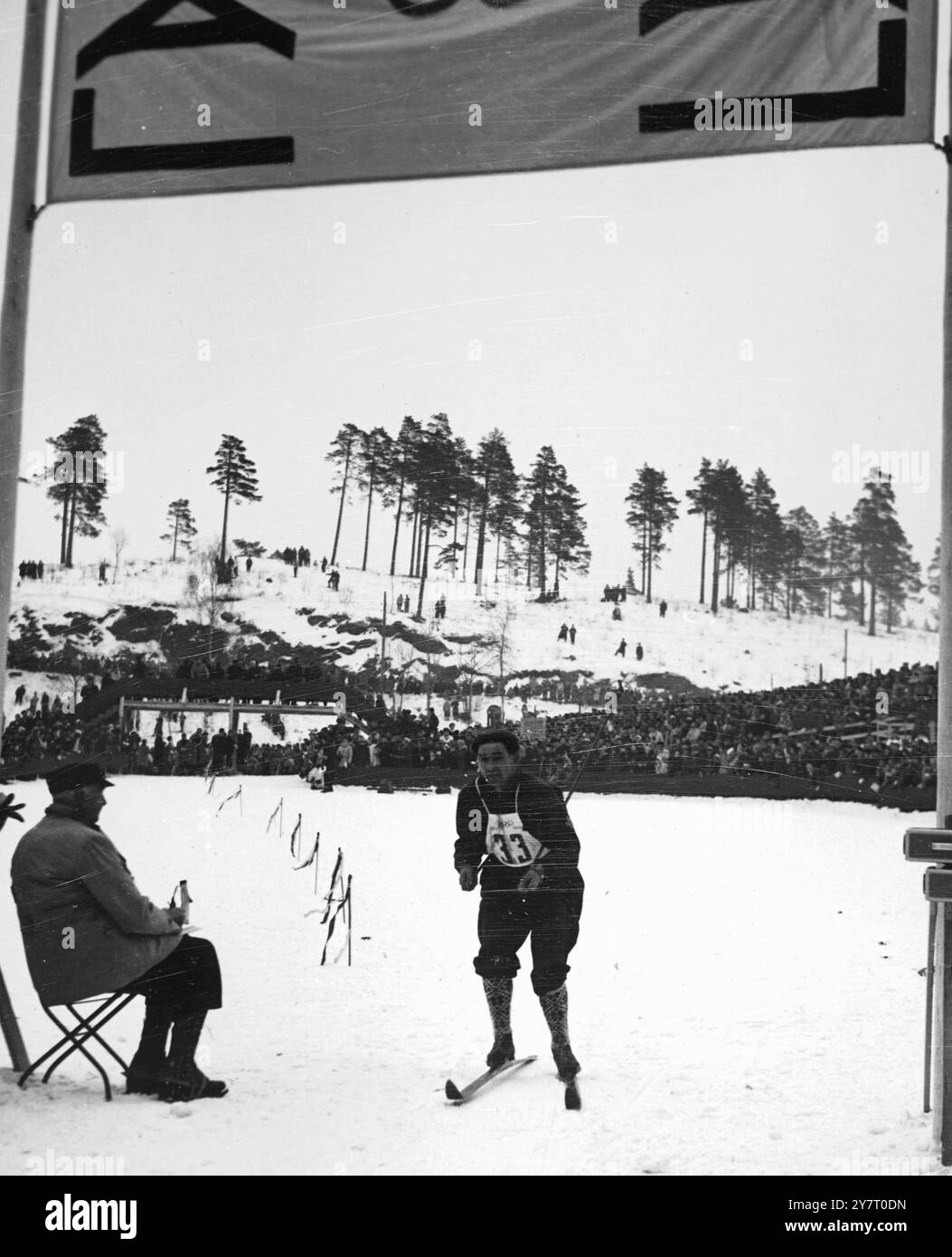 VAINQUEUR DES JEUX OLYMPIQUES D'HIVER DE L'ÉPREUVE COMBINÉE DE SKI À OSLO. 19.2,52. I. N . P. PHOTO MONTRE : franchir la ligne d'arrivée pour gagner l'épreuve combinée est Simon Slattvik (Norvège) C'est l'arrivée du ski de longue distance de 18km, l'autre épreuve dans le combiné était un saut qui a eu lieu dimanche. Photo de J.Woldorf. 59911.TDH. PHOTOS D'ACTUALITÉS INTERNATIONALES. FRAIS DE REPRODUCTION POUR LONDON EVNGS ET DAILIES 3 GNS. Banque D'Images VAINQUEUR DES JEUX OLYMPIQUES D'HIVER DE L'ÉPREUVE COMBINÉE DE SKI À OSLO. 19.2,52. I. N . P. PHOTO MONTRE : franchir la ligne d'arrivée pour gagner l'épreuve combinée est Simon Slattvik (Norvège) C'est l'arrivée du ski de longue distance de 18km, l'autre épreuve dans le combiné était un saut qui a eu lieu dimanche. Photo de J.Woldorf. 59911.TDH. PHOTOS D'ACTUALITÉS INTERNATIONALES. FRAIS DE REPRODUCTION POUR LONDON EVNGS ET DAILIES 3 GNS. Banque D'Images