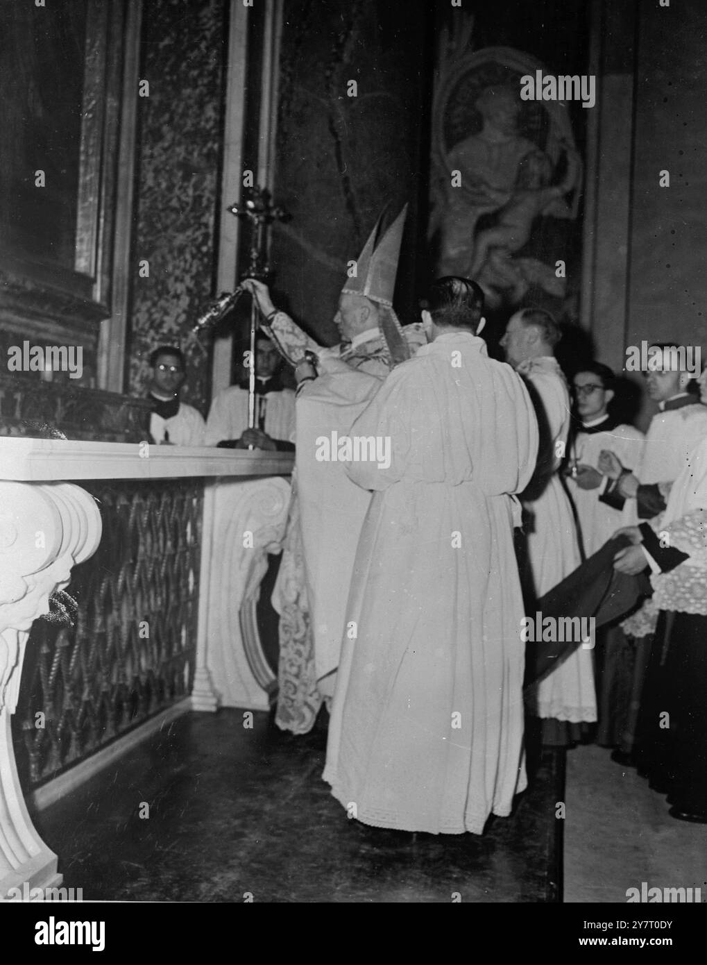 TRANSFERT DU CORPS DU PAPE BÉATIFIÉ PIE X le cercueil de verre contenant le corps du pape Pie transféré à son lieu de repos nouvellement béatifié au nouvel autel de la présentation permanente dans la basilique Saint-Pierre Le rituel solennel, auquel assistèrent sept cardinaux dirigés par le cardinal Federico Tedeschini Archiprêtre de la présence de Pierre, représentant du clergé romain, des séminaires, collèges et instituts religieux et des milliers de fidèles, dura trois heures. Le corps du Pape a été transporté en procession solennelle de la sacristie de la basilique où il avait été placé en dernier Banque D'Images