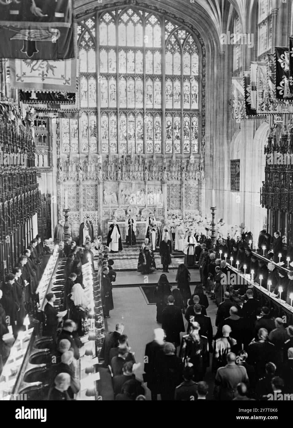 LA REINE SE TIENT SUR LA TOMBE DE SON PÈRE... 15.2,52. La reine Élisabeth II se tient sur la tombe de son père le roi George VI, après que son cercueil eut été descendu à travers le plancher de la chapelle Saint-Georges, à Windsor, pendant les funérailles de cet après-midi. - La Reine a saupoudré de terre sur le cercueil de son père avant qu'il ne passe de vue. Banque D'Images