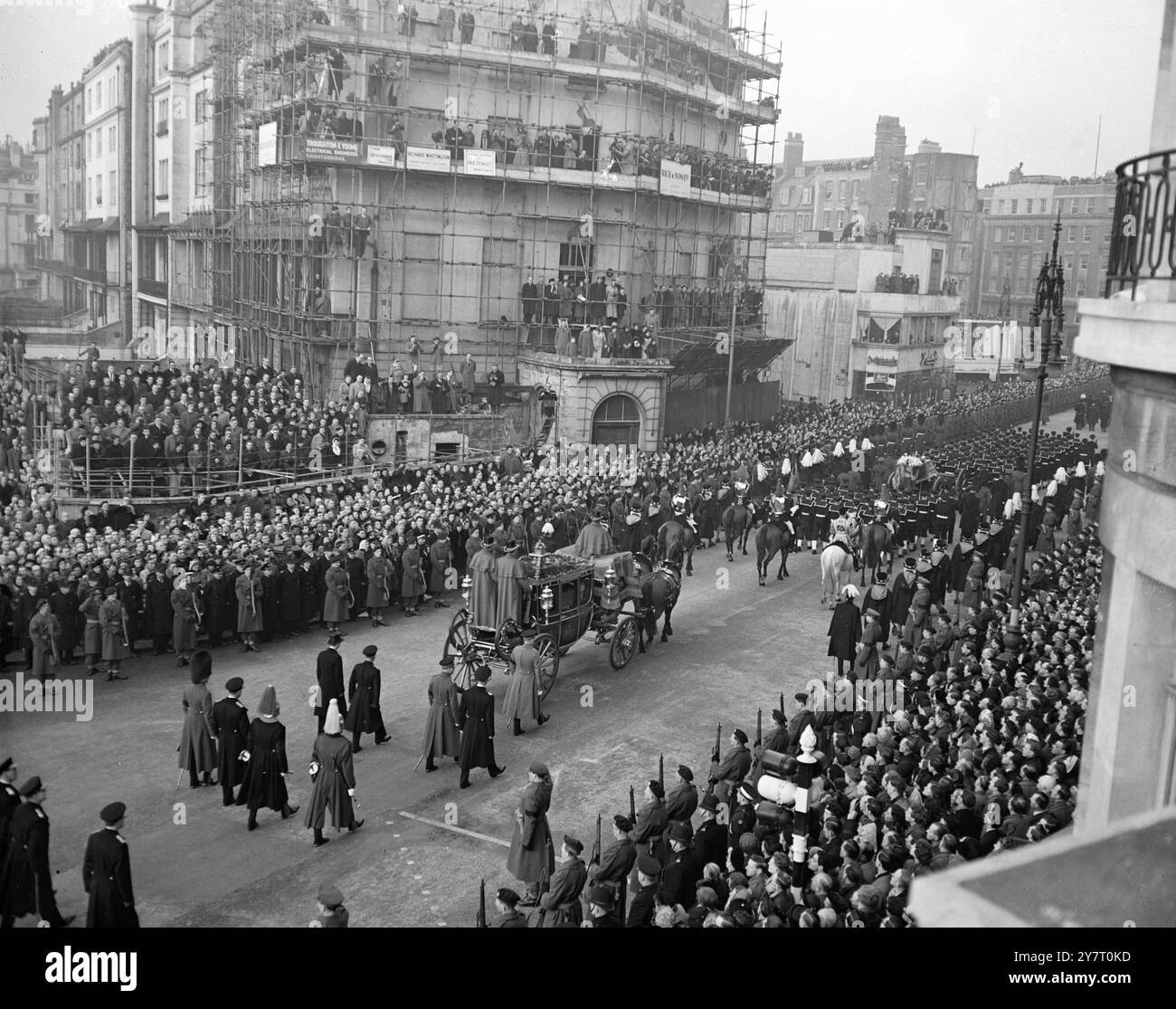 LE DERNIER VOYAGE DU ROI À TRAVERS LONDRES. 15.2,52. PHOTO MONTRE : la scène alors que le cortège suivi par l'autocar royal, suivi par les quatre ducs royaux, remontait Edgware Road de Marble Arch en direction de la gare de Paddington. Banque D'Images