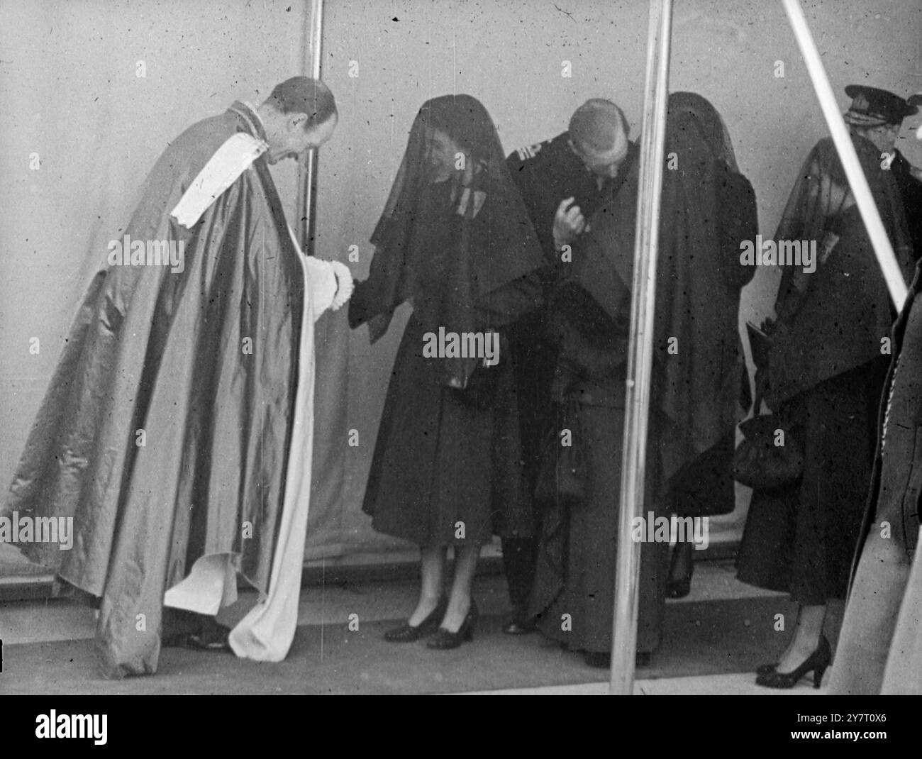 UN MOMENT INTIME À L'EXTÉRIEUR DE LA CHAPELLE DE WINDSOR ALORS QUE LA FAMILLE ROYALE PART. 16.2,52. I.N.P. PHOTOS : à l'extérieur de la chapelle St Georges, Windsor, que en Elizabeth serre la main au doyen de Windsor, le RT Rev. Eric Knightley Chetwoode Hamilton, après les funérailles du roi George VI, derrière la reine son mari, le duc d'Édimbourg, se penche bas après avoir tué la reine mère tristement. À droite, la princesse Margaret et le duc de Windsor en uniforme naval. TDH/FO/59763.AP. PHOTOS D'ACTUALITÉS INTERNATIONALES. Banque D'Images