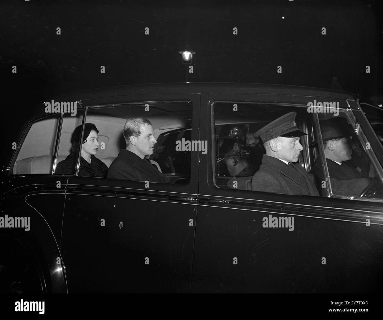 LA REINE ET LE DUC D'ÉDIMBOURG AU WESTMINSTER HALL 14.2,52. EXPOSITIONS DE PHOTOS : sa Majesté la reine Elizabeth II et son épouse le duc d'Édimbourg ont visité ce soir Westminster Hall où repose le roi George VI. Banque D'Images