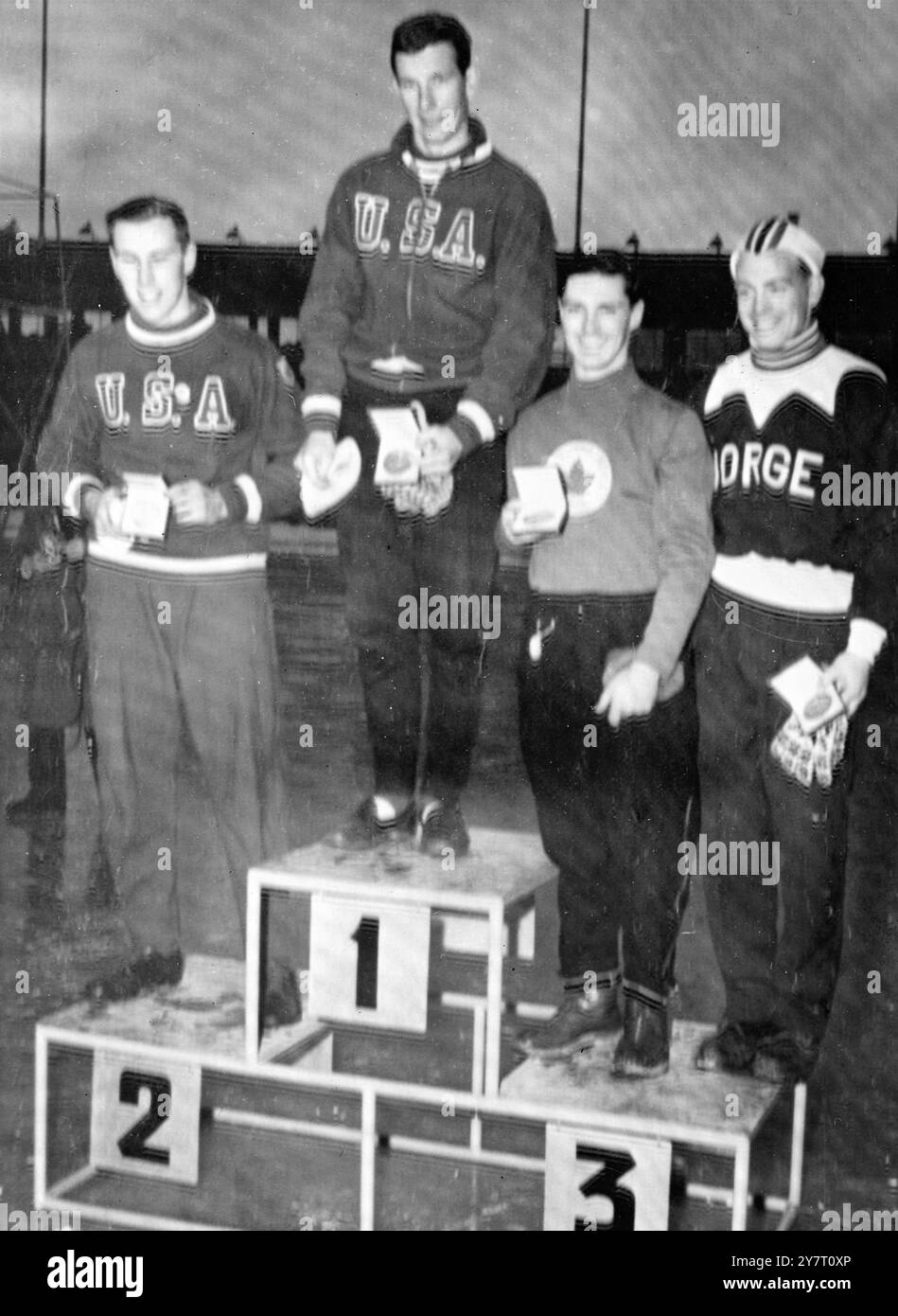 VAINQUEURS OLYMPIQUES DE PATINAGE DE VITESSE DU 500 MÈTRES. (PHOTO PAR FIL) 16.2,52. L'épreuve masculine de patinage de vitesse du 500 mètres a été remportée pour les États-Unis par un américain, Ken Henry, pour la première fois en 20 ans. Henry a battu le peloton de 42 patineurs en 43,2 secondes. D. McDermott (É.-U.) a terminé deuxième en 43,9. sect. Et la troisième place a été partagée par G. Audley (Canada) et A. Johansen (Norvège) 44 sec. 30 I.N.P. PHOTOS MONTRE : L. à R. D. McDermott (É.-U.) Ken Henry (É.-U.) G. Audley (Canada) A+Johensen (Norvège) vu sur la tribune après avoir reçu leurs prix. Photo par J . Waldorf. gd/59765. INT ERNATIONAL NOUVELLES PHOTOS. REPRODU Banque D'Images