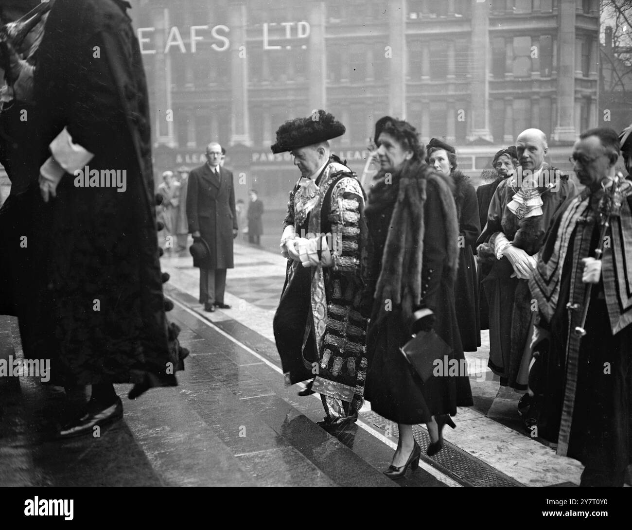 SERVICE COMMÉMORATIF À ST PAULS 17.2,52. I.N.P. PHOTOS SHOWS : le Seigneur May ou de Londres et sa femme arrivant pour le service commémoratif au roi George V1 à la cathédrale St Pau aujourd'hui. 20 photo de R.Haswell. 344/Comm/gd/59770. PHOTOS DE NOUVELLES INTERVATIVES. Banque D'Images