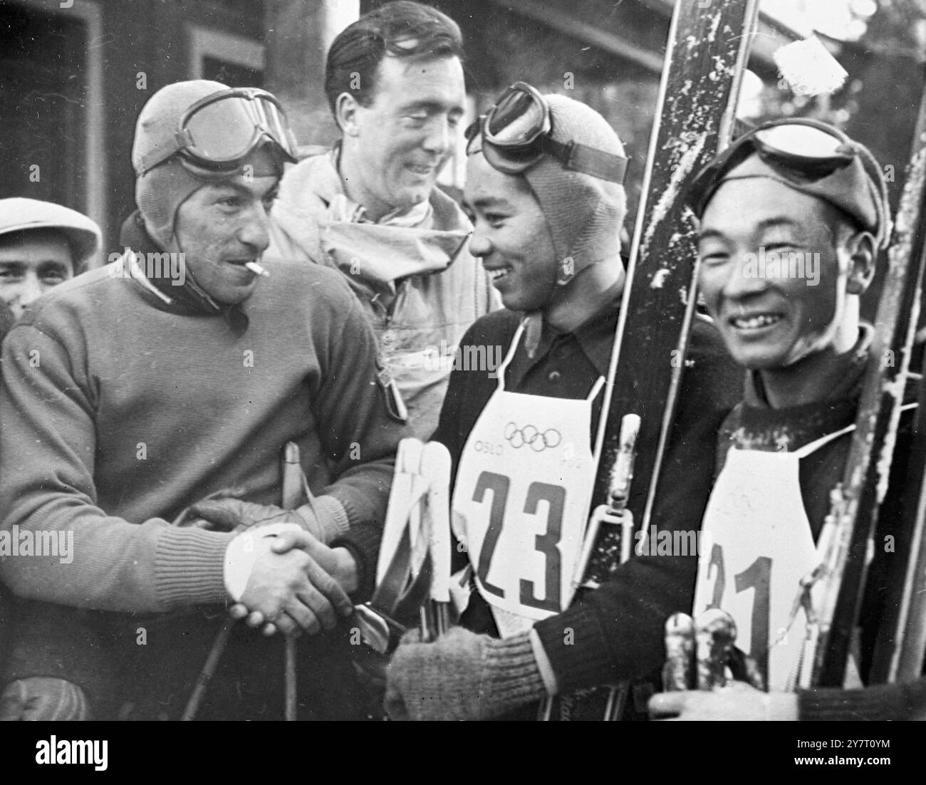 L'ITALIE REMPORTE L'ÉPREUVE DE SKI OLYMPITC (PHOTO PAR FIL) 17.2,52. I.N.P. PHOTO MONTRE : L'Italie a remporté le titre de ski alpin grâce à son vétéran, Zene Cole, qui, malgré un pouce blessé, a égalé le record du monde de 2 min 30,8 s pour le mile épuisant et 35 demi-parcours avec son drague de 2 400 pieds. Colo est ici vu être congr atulée par deux membres de l'équipe japonaise. Photo de J.Waldorf. gd/59766. PHOTOS D'ACTUALITÉS INTERNATIONALES. Banque D'Images