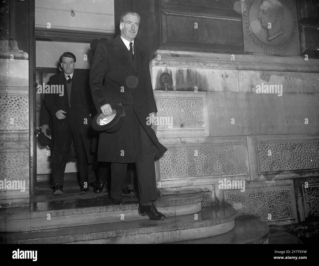 LES POURPARLERS COMMENCENT AU MINISTÈRE DES AFFAIRES ÉTRANGÈRES. .17.2,52. MM. Eden, Acheson et Schuman ont entamé aujourd'hui leurs entretiens sur les problèmes allemands et la Communauté européenne de défense au Foreign Office à Londres. Tommorow theyrsera rejoint par le Dr Adenauer, le chancelier fédéral allemand à qui l'invitation à participer aux pourparlers a été adressée hier. Les Minsiters étrangers étaient accompagnés par des experts et des conseillers lors de leur réunion d'aujourd'hui et les hauts commissaires ioners britanniques français et américains en Allemagne, qui sont à Londres pour les Big Three Talks étaient également présents. I.N.P. PHOTOS : Mr Anthony Eden Seen le av Banque D'Images