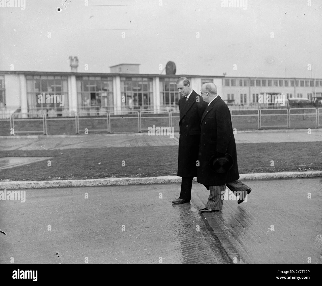LE PRÉSIDENT FRANÇAIS ARRIVE POUR LES FUNÉRAILLES DE FEU LE ROI GEORGE VI 14.2,52. I.N.P. PHO AUX SPECTACLES : M. Auriol est accueilli aujourd'hui à son arrivée à l'aéroport de Londres par SAR le duc d'Édimbourg. Les deux sont montrés marchant à travers le tarmac loin de l'avion. FO/BGT/GPU/TDE/59726. PHOTOS D'ACTUALITÉS INTERNATIONALES. Banque D'Images