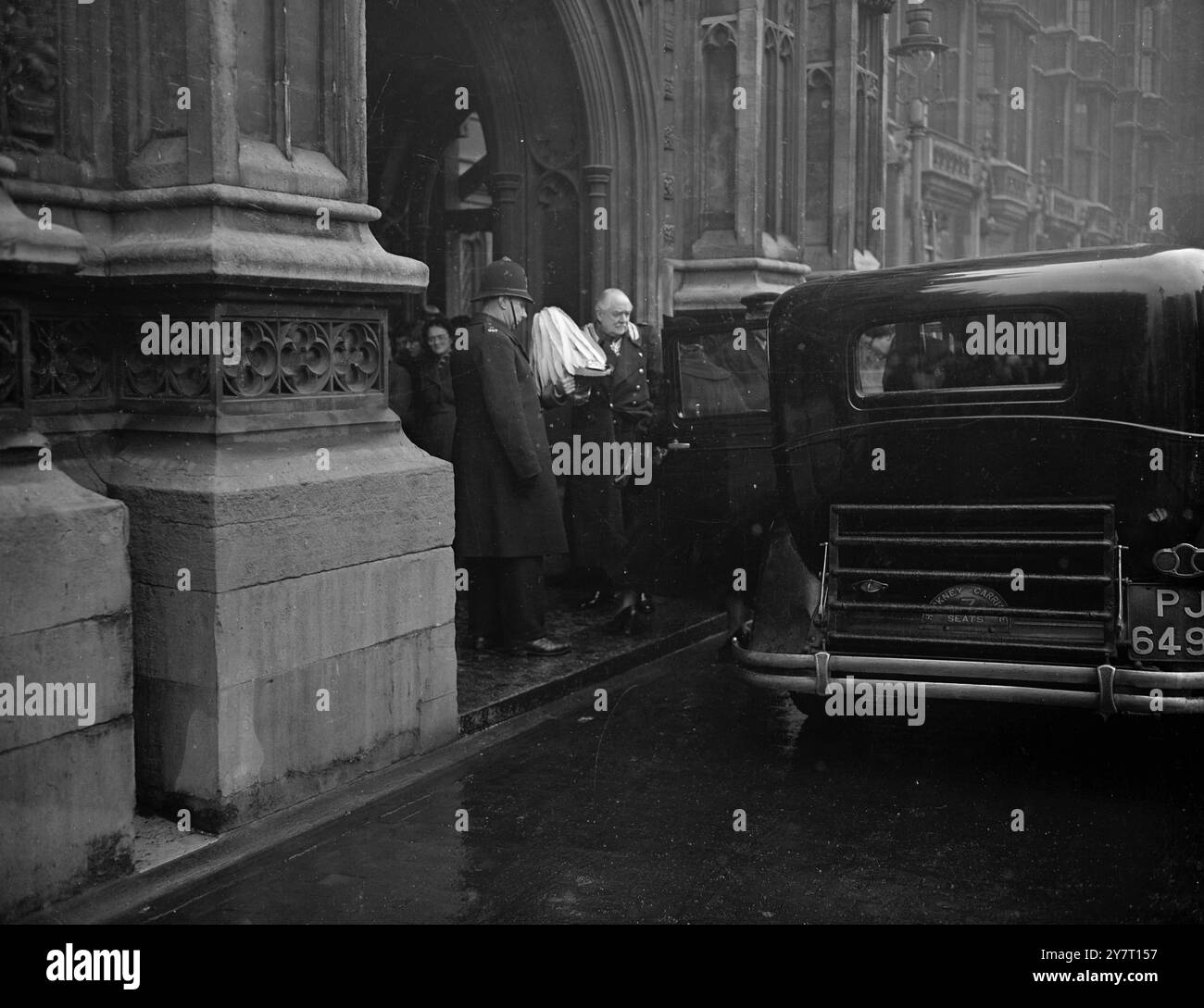 LA GRANDE FILE D'ATTENTE D'HOMMAGE CONTINUE. 14.2,52. I.N.P. PHOTO MONTRE : : un des Gent lemen-at-Arms qui sont debout veillée au catafalque arri -ving à Westminster Hall pour son temps de devoir. Photo par E. WiNG 168/Comm /Gd/59671. PHOTOS D'ACTUALITÉS INTERNATIONALES. Banque D'Images