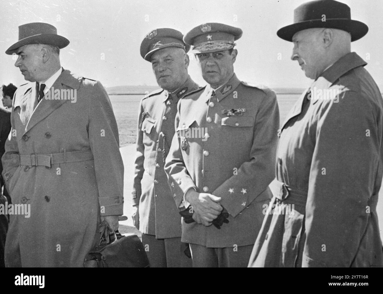 ARRIVÉE AU PORTUGAL POUR LA RÉUNION DE l'OTAN 13-2-52 I.N.P. PHOTOS :- Membres de la Mission française vus avec le général portugais marques Valente qui les a accueillis, à leur arrivée à l'aéroport de Lisbonne de Portela pour l'ouverture de la réunion d'organisation du Traité de l'Atlantique Nord. 147/D/59665 PHOTOS D'ACTUALITÉS INTERNATIONALES. FRAIS DE REPRODUCTION - LONDON DLYS ET EVGS ¬£3-3-0 Banque D'Images
