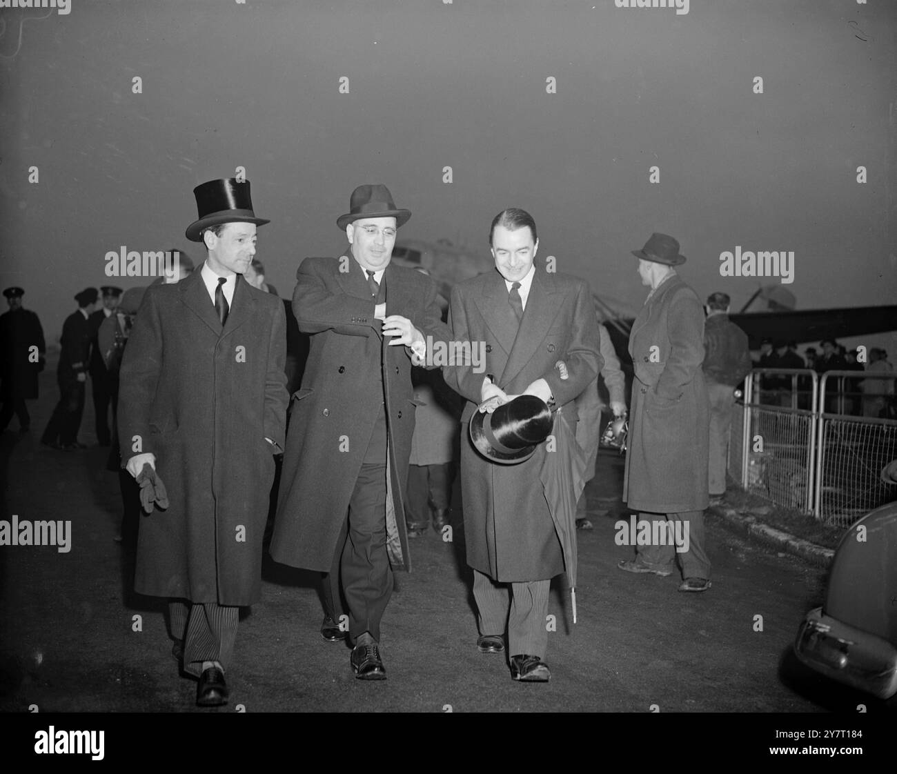 59699 REPRÉSENTANT DE L'ESPAGNE ICI POUR FUNEAL. 13.2.52 I.N.P. PHOTOS : senor Martin Artajo, ministre espagnol des Affaires étrangères (grand homme avec chapeau homburg ) vu à son arrivée à l ond on Airport aujourd'hui. Il doit représenter Spsin aux funérailles du roi George VI photo de F.Sholes. 164/Comp/gd/59699. STAGIAIRE, PHOTOS D'ACTUALITÉS. PHS Banque D'Images