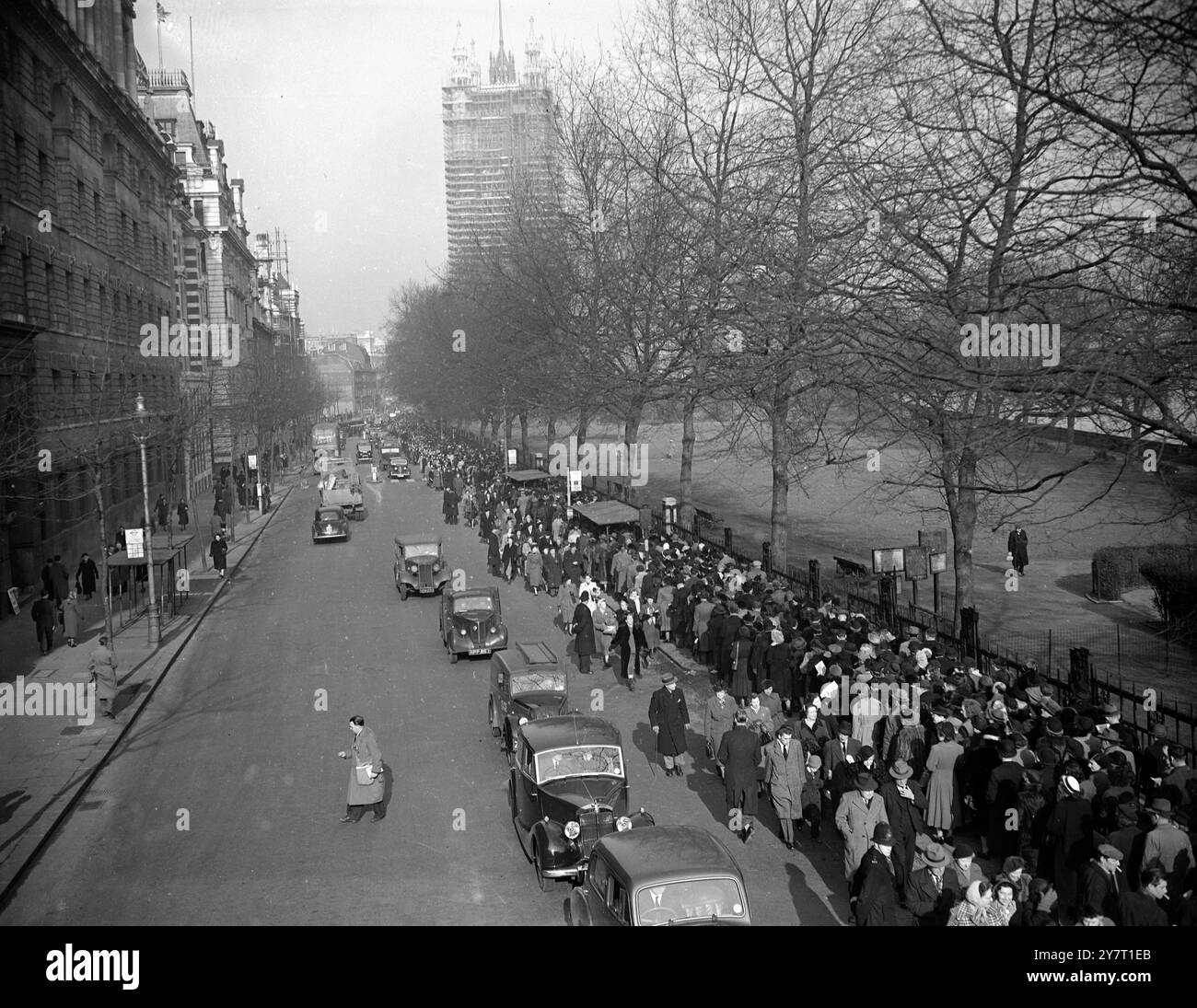 LA FILE D'ATTENTE DES HOMMAGES ATTEINT Un QUART DE TAUPE ET CONTINUE DE GRANDIR 12-2-52 des milliers et des milliers de personnes ont déjà rendu hommage à sa Majesté le Roi George VI , qui se trouve dans l'état dans l'historique Westminster Hall de Londres. La file d'attente a commencé à se former pendant la nuit. Dans les 15 premières minutes 2000 ont passé le catafalque. À l'heure du déjeuner, la file d'attente s'étendait sur un quart de mile, aussi loin que Lambeth Bridge, et elle continue de croître PHOTO MONTRE:- la file d'attente formidable, qui est de huit profonde, vue depuis Lambeth Bridge End. Il s'étend de la tour Victoria du Parlement à la Westminst Banque D'Images