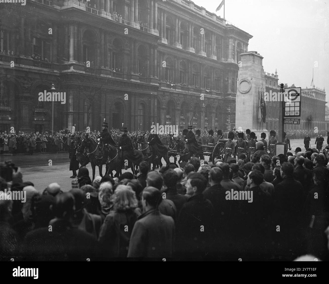 CORTÈGE du ROI PASSANT DEVANT LE CENOTA pH 11-2-52 I.N.P. PHOTO MONTRE :- la scène impressionnante au cénotaphe de Londres - où le roi était si souvent en deuil en chef lors des cérémonies annuelles du jour de l'armistice - alors que le chariot de canon transportant le Kingls Coffin est amené à travers Londres à Westminster Hall pour l'état-couché aujourd'hui. Photo de E. Mart lew (COM) d/59610 PHOTOS D'ACTUALITÉS INTERNATIONALES. Banque D'Images