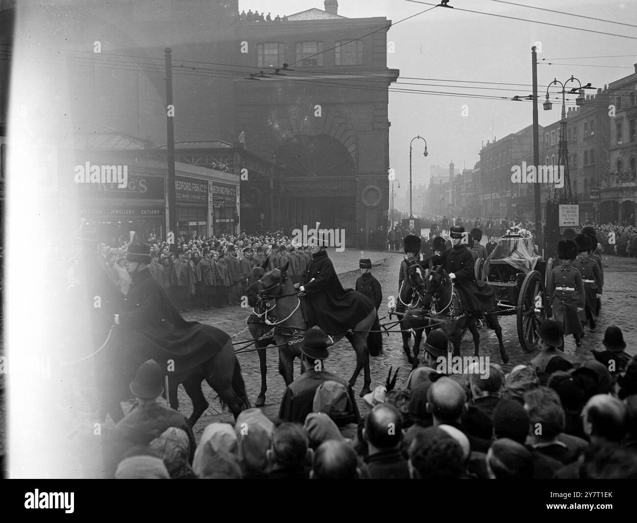 LE CORTÈGE FUNÉRAIRE DE LONDRES 11-2-52 I.N.P. PHOTO MONTRE : - Une vue générale montrant le chariot d'arme transportant le King's Coffin dans le cortège à travers Londres alors qu'il quittait King's Gross Station pour Westminster Hall aujourd'hui. Photo de George Dennison. (COM) PHOTOS D'ACTUALITÉS INTERNATIONALES. D/59603 Banque D'Images