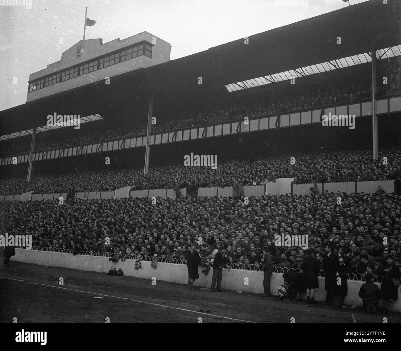 LES FOULES SPORTIVES DU SAMEDI RENDENT HOMMAGE À LEUR KING 9-9-52 cliquetis et cloches qui font généralement du bruit pendant que les supporters encouragent leurs équipes pendant les matchs de football du samedi après-midi en Angleterre, ont été silencieuses aujourd'hui alors que les foules et les joueurs ont tous tenu une minute en hommage caché au regretté King veorge VL. Ensuite, les foules ont chanté l'hymne préféré du roi 'Abide with me' I.N.P. SHOWS:- Barehead, les foules rendent hommage à leur défunt King au match Arsenal versus Tottenham Hot S pur à Tottenham, Londres aujourd'hui. Photo de J. Pavies : PHOTOS D'ACTUALITÉS INTERNATIONALES. D/59553 Banque D'Images