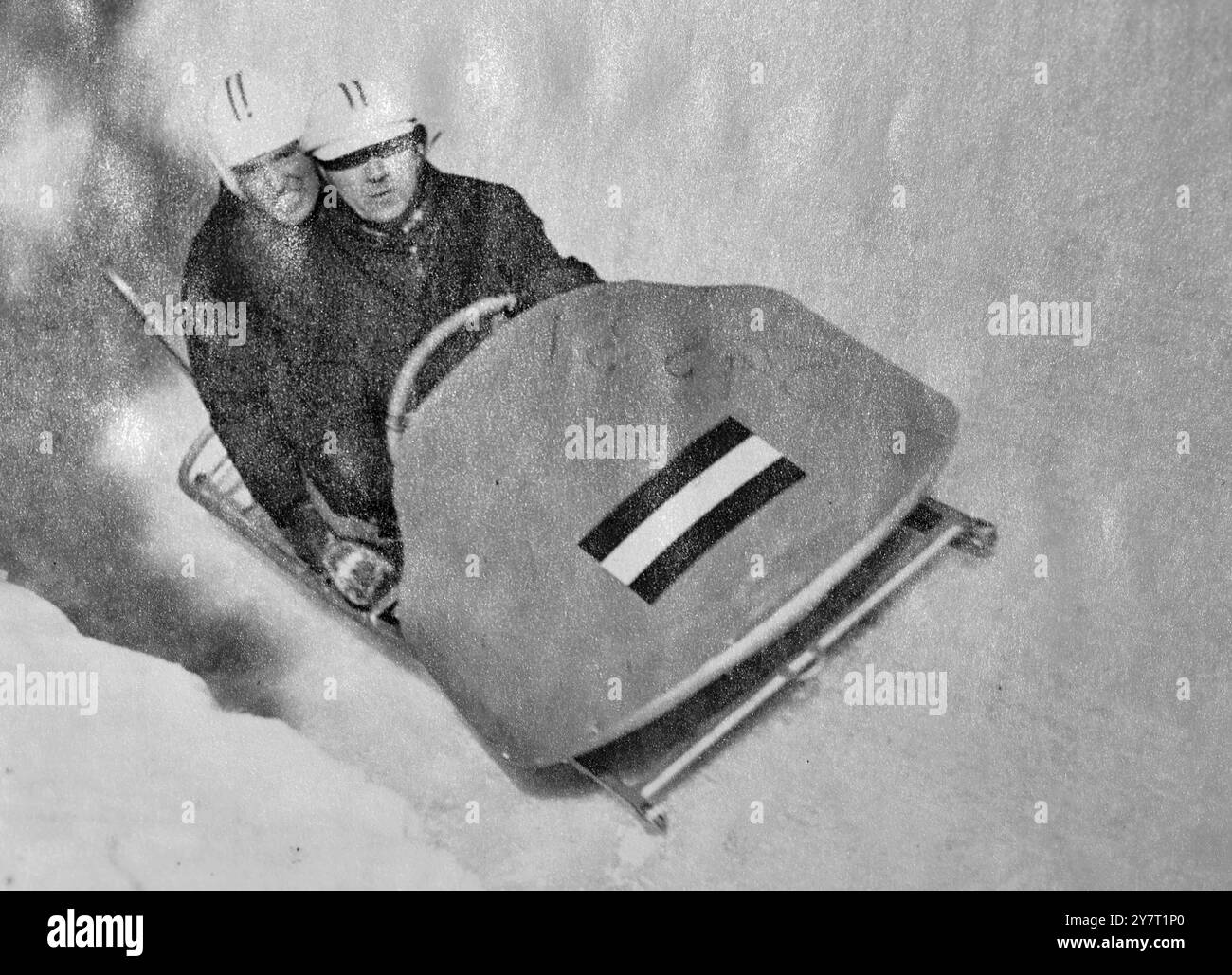 S'ENTRAÎNER POUR LES JEUX OLYMPIQUES D'HIVER D'OSLO 9-2-52 I.N.P : PHOTOS MONTRE:- L'équipe autrichienne No. 1 Bob 5 s'entraînant à Frognerseteren. NEG N° 34 d/59531 PHOTOS D'ACTUALITÉS INTERNATIONALES. Banque D'Images