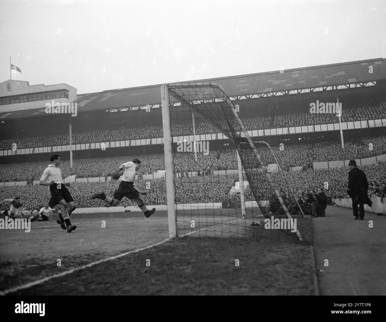 Un BUT POUR LES SPECTACLES SPURSPHOTO : Sonny Walters, Spurs, marque son premier but lors du match de football Arsenal v Tottenham Hotspur à Tottenham, Londres, aujourd'hui. Arsenal a gagné par deux buts à un. 9 février 1952 Banque D'Images