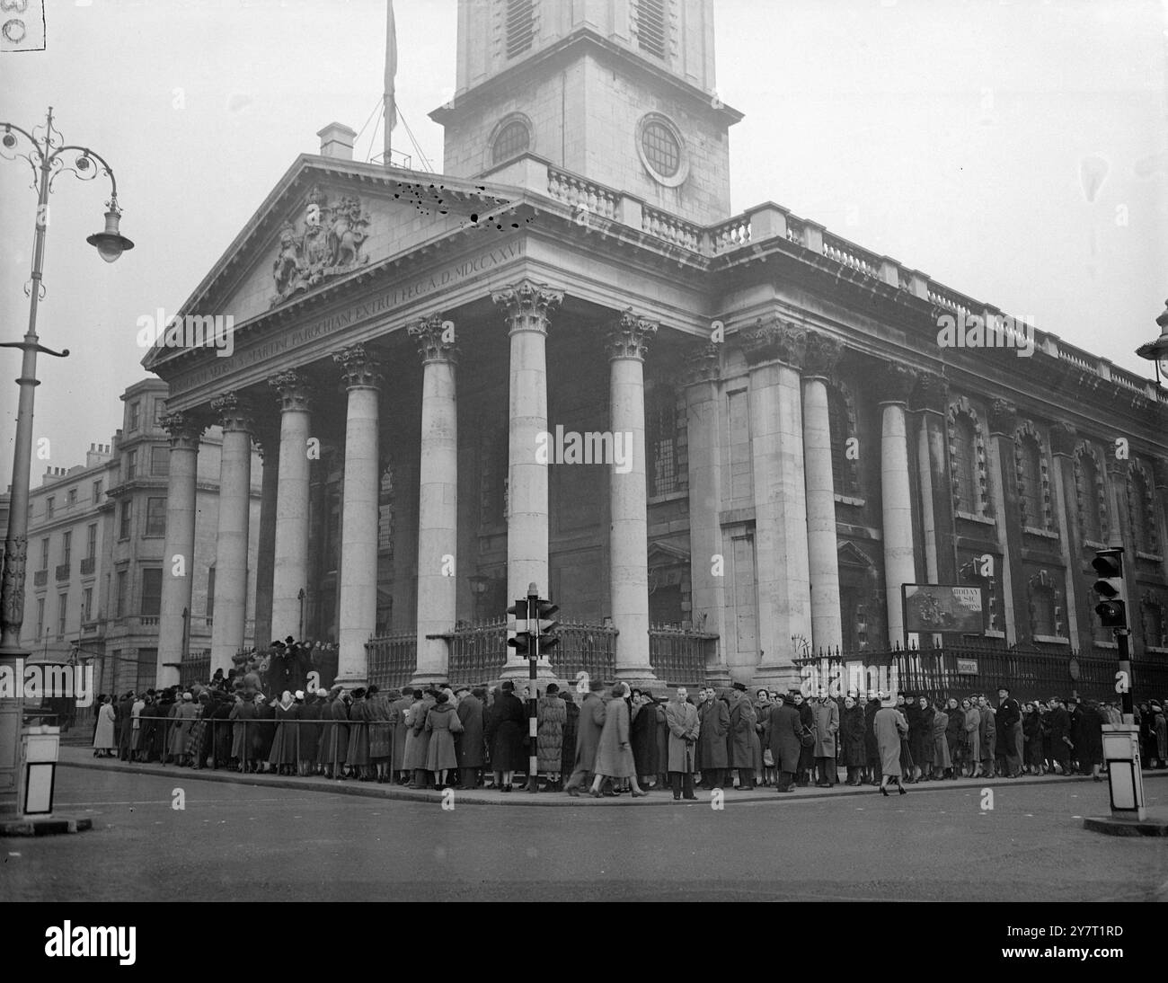 À LONDRES, ILS FONT LA QUEUE POUR HONORER LE ROI ET PRIER POUR LA FAMILLE ROYALE 10-2-52 partout en Grande-Bretagne et dans l'Empire aujourd'hui, les gens assistent aux services spéciaux pour rendre hommage au regretté roi George V1 et prier pour la famille royale en leur temps de deuil. I.N.P. PHOTO MONTRE :- juste après la célèbre église de radiodiffusion de Martin-in-the-Fields la file d'attente attend pour entrer et rendre hommage à leur roi. Cette église de Trafalgar Square à Londres, au cœur de l'Empire, reçoit le service télévisé d'aujourd'hui. Banque D'Images À LONDRES, ILS FONT LA QUEUE POUR HONORER LE ROI ET PRIER POUR LA FAMILLE ROYALE 10-2-52 partout en Grande-Bretagne et dans l'Empire aujourd'hui, les gens assistent aux services spéciaux pour rendre hommage au regretté roi George V1 et prier pour la famille royale en leur temps de deuil. I.N.P. PHOTO MONTRE :- juste après la célèbre église de radiodiffusion de Martin-in-the-Fields la file d'attente attend pour entrer et rendre hommage à leur roi. Cette église de Trafalgar Square à Londres, au cœur de l'Empire, reçoit le service télévisé d'aujourd'hui. Banque D'Images