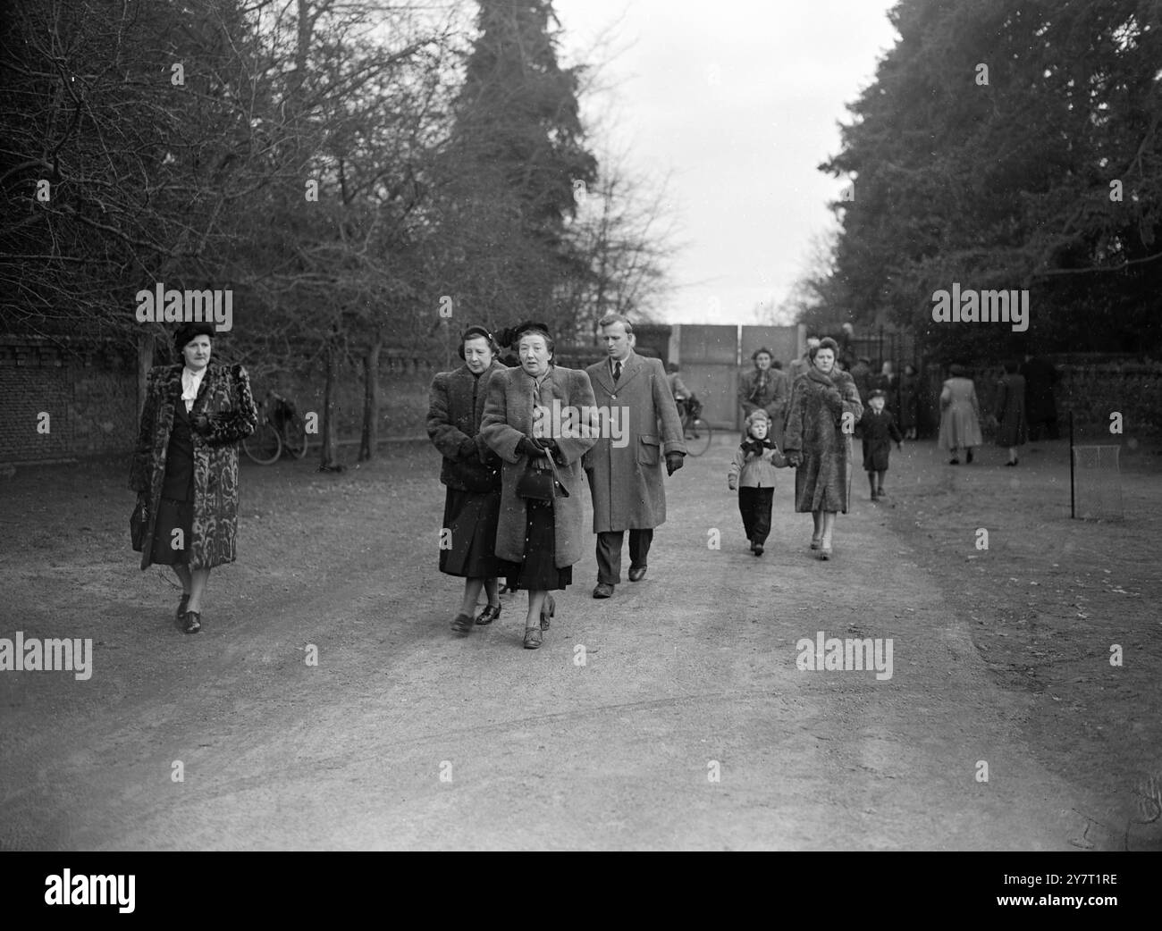 RENDANT HOMMAGE À LEUR SQUIRE - LES ouvriers et locataires KING 9-2-52 et les gens de la région de Sandringham ont rendu hommage à leur Squire bien-aimé, sa Majesté le Roi George V1 , qui est couché dans un simple cercueil, drapé avec le Royal Standardm dans l'église Sandringham Estate de Mary Magdalene. I.N.P. PHOTO MONTRE:- les gens locaux quittant Sandringham Estate Church après avoir passé devant le cercueil de leur Squire, le Roi. PHOTOS D'ACTUALITÉS INTERNATIONALES DE WING/PALMER. D/59562 Banque D'Images RENDANT HOMMAGE À LEUR SQUIRE - LES ouvriers et locataires KING 9-2-52 et les gens de la région de Sandringham ont rendu hommage à leur Squire bien-aimé, sa Majesté le Roi George V1 , qui est couché dans un simple cercueil, drapé avec le Royal Standardm dans l'église Sandringham Estate de Mary Magdalene. I.N.P. PHOTO MONTRE:- les gens locaux quittant Sandringham Estate Church après avoir passé devant le cercueil de leur Squire, le Roi. PHOTOS D'ACTUALITÉS INTERNATIONALES DE WING/PALMER. D/59562 Banque D'Images