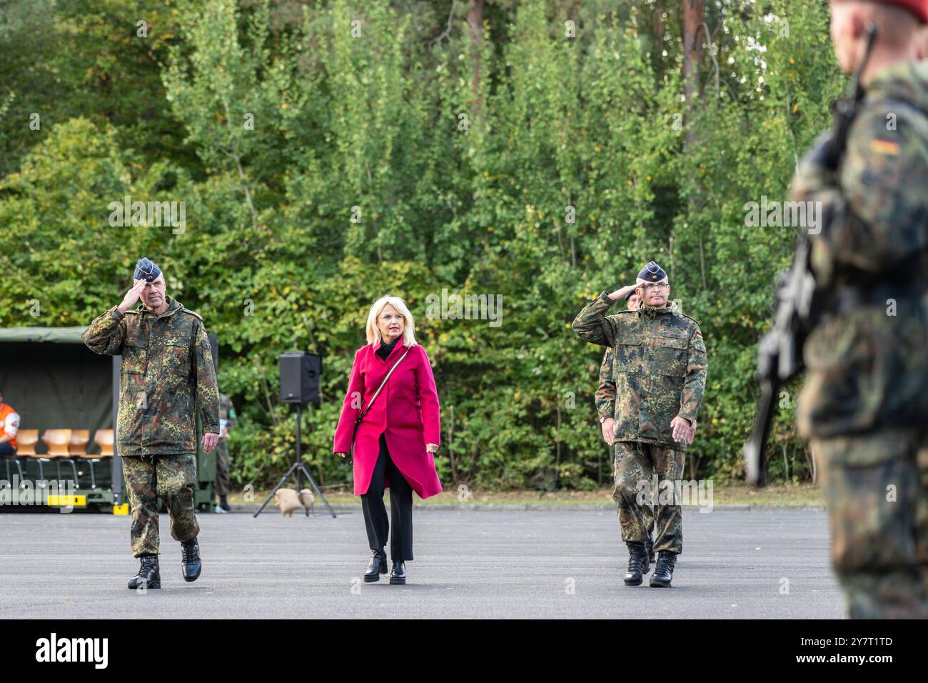 Volkach, Bavière, Allemagne - 1er octobre 2024 : appel nominal des forces armées allemandes dans la caserne de Mainfranken à Volkach pour le changement de commandement des bataillons logistiques 461, 467, 471 et 472 du régiment logistique 4. Administrateur du district de Kitzingen avec le général de corps d'armée Gerald Funke et le colonel Alexander Heinze *** appel der Deutschen Bundeswehr in der Mainfranken-Kaserne in Volkach zum Unterstellungswechsel der Logistikbataillone 461, 467, 471 und 472 unter das Logistikregiment 4. Landrätin Tamara Bischof Landkreis Kitzingen zusammen mit Generalleutn Banque D'Images