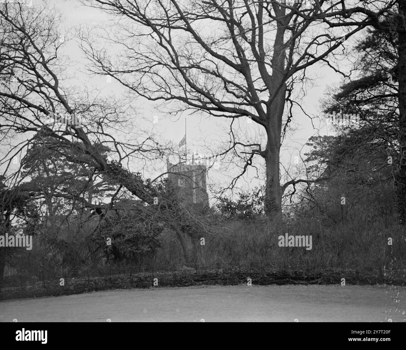 DRAPEAU VOLE EN BERNE AU-DESSUS DE LA CHAPELLE DE SANDRINGHAM OÙ LE ROI SERA COUCHÉ DANS L'ÉTAT. (Ficture par téléobjectif de Sandringham) 7,2.52. Aujourd'hui, le drapeau était en Berne au-dessus de la chapelle de Sandringham à l'égard du monarque mort, le roi George VI, qui est mort à Sandringham House hier. Le corps du défunt Roi restera en état pendant quelques jours dans la chapelle avant d'être transféré à Londres. I.N.P. TELERHOTO MONTRE : le drapeau flottant en Berne au-dessus de Sandringham Chapel aujourd'hui. Aile/PAL. TDH/59487. PHOTOS D'ACTUALITÉS INTERNATIONALES. Banque D'Images