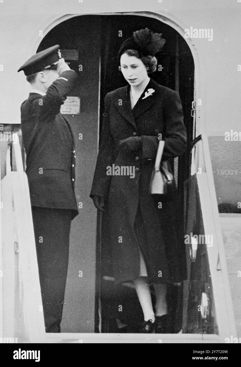 LA REINE ELIZABETH II DE GRANDE-BRETAGNE REVIENT EN GRANDE-BRETAGNE. 7,2.52. Alors qu'elle était en tournée au Kenya avec son mari, le duc d'Édimbourg, la princesse Elizabeth, comme elle était alors, a entendu parler de la mort de son père, le roi George VI à Sandringham, elle a immédiatement pris l'avion pour rentrer chez elle. Elle prend automatiquement le titre de monarque et devient ainsi Reine Elizabeth II I.N.P. EXPOSITIONS DE PHOTOS : de gauche à droite à l'aéroport de Londres à son arrivée sont Earl Mountbatten, une femme non identifiée, le duc d'Édimbourg, la reine Elizabeth II et un homme non identifié. Banque D'Images