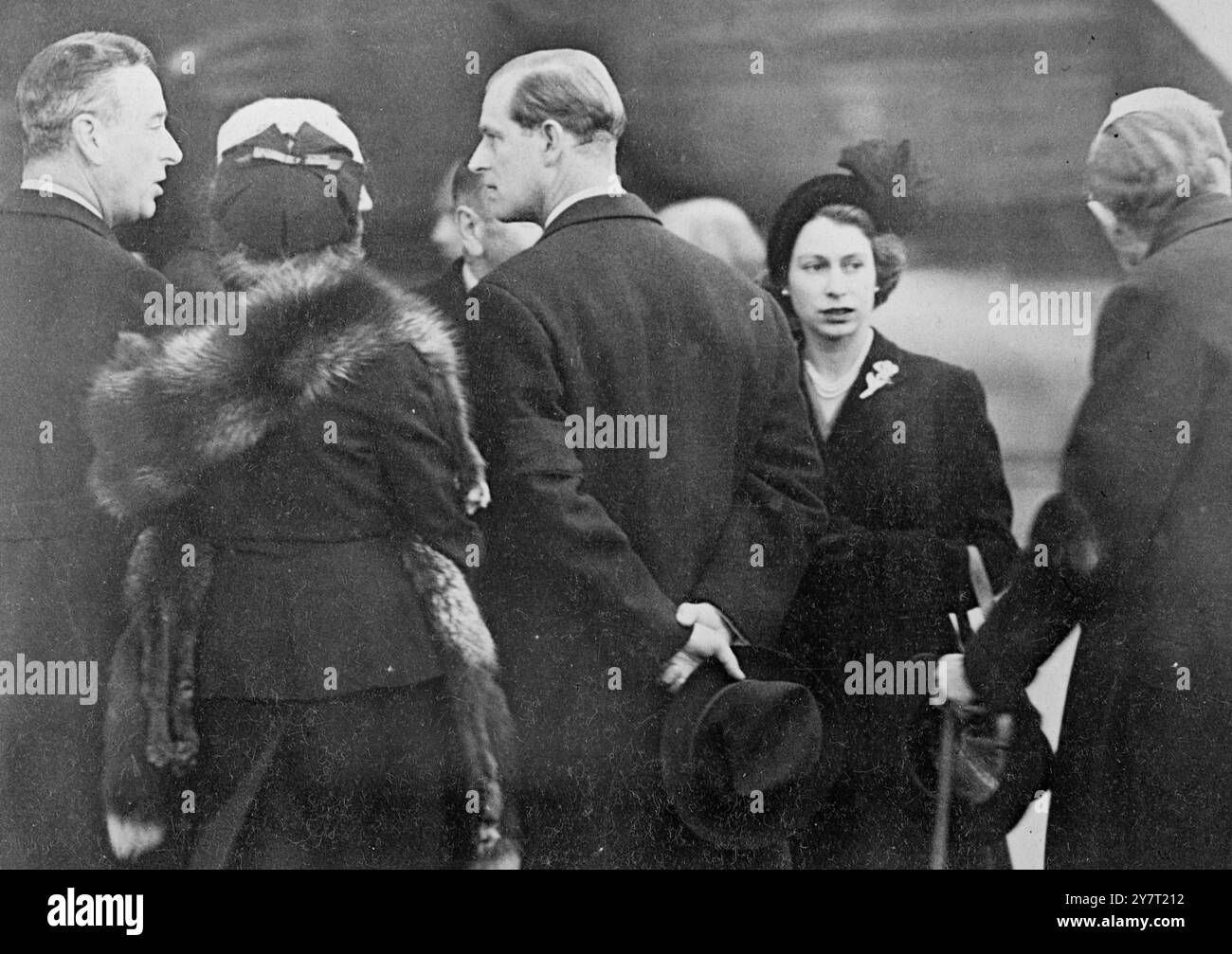 LA REINE ELIZABETH II DE GRANDE-BRETAGNE REVIENT EN GRANDE-BRETAGNE. 7,2.52. Alors qu'elle était en tournée au Kenya avec son mari, le duc d'Édimbourg, la princesse Elizabeth, comme elle était alors, a entendu parler de la mort de son père, le roi George VI à Sandringham, elle a immédiatement pris l'avion pour rentrer chez elle. Elle prend automatiquement le titre de monarque et devient ainsi Reine Elizabeth II I.N.P. EXPOSITIONS DE PHOTOS : de gauche à droite à l'aéroport de Londres à son arrivée sont Earl Mountbatten, une femme non identifiée, le duc d'Édimbourg, la reine Elizabeth II et un homme non identifié. Banque D'Images