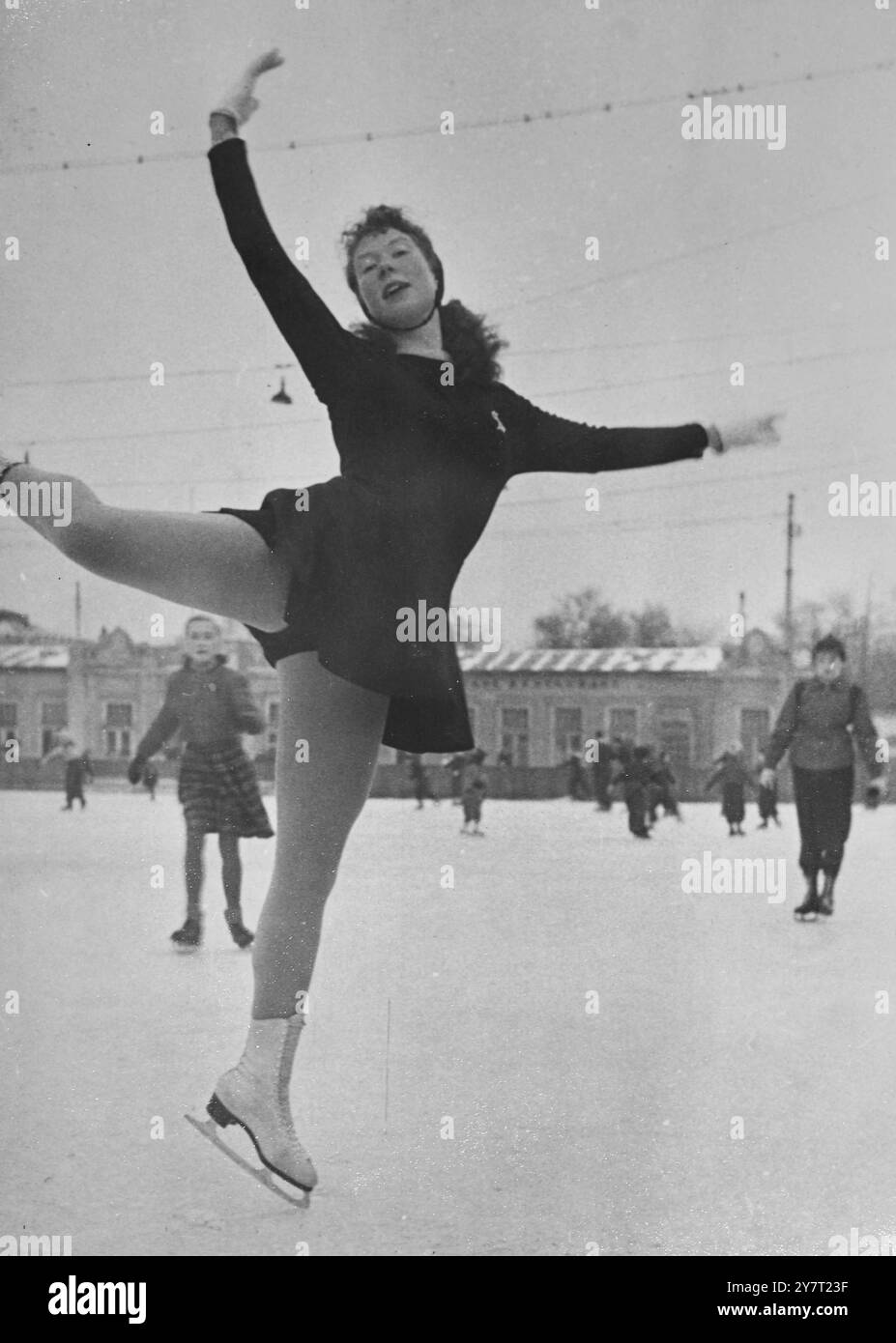 CHAMPIONNATS D'EUROPE DE PATINAGE SUR GLACE À VIENNE. 6,2.52. Après l'épreuve figurative obligatoire des Championnats d'Europe de patinage artistique à Vienne, Miss Jeanette Altwegge de Grande-Bretagne a été classée première avec une avance de 5,1 points et la Grande-Bretagne a également gagné la troisième et la cinquième place. 11 Nations ont participé mais la Russie a refusé d'y participer. I.N.P. PHOTO MONTRE : ALIDA STOPPELMANN (Hollande) qui a été classée 18ème dans l'épreuve de figure obligatoire. 142/TDH/59428. PHOTOS D'ACTUALITÉS INTERNATIONALES. (1) Banque D'Images
