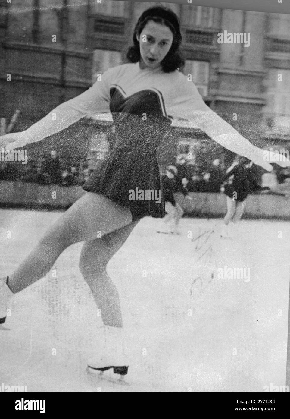 CHAMPIONNATS D'EUROPE DE PATINAGE ARTISTIQUE À VIENNE. 6,2.52. 40 après l'épreuve obligatoire de patinage artistique de l'European figure Skating Cha, les championnats à Vienne, Miss Jemutte Altwegge (Grande-Bretagne) mène par 5.i.points, la Grande-Bretagne remportant les troisième et cinquième places. 11 Nations rivalisaient avec la Russie refusant de participer. I.N.P. PHOTO MONTRE : JACQUELINS du BITF (France) qui a été classé 2ème. En action. 142/TDE/ 59421 PHOTOS D'ACTUALITÉS INTERNATIONALES. REPRODUCTION FEK POUR LONDON EVNGS ET DAILIES 3 GNS. Banque D'Images