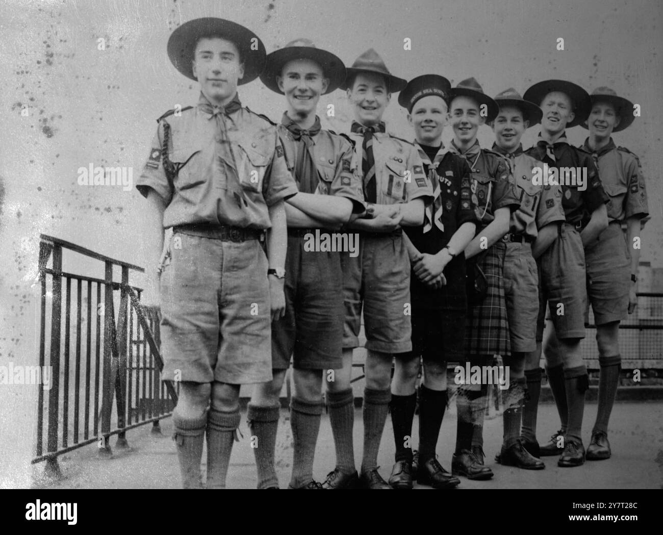 LES SCOUTS DU ROI POUR LA JAMAÏQUE 5-2-52 I.N.P. EXPOSITIONS DE PHOTOS : les huit Scouts du Roi qui représenteront les 474 000 Scouts du Royaume-Uni au premier Jamboree des Caraïbes, ont photographié le siège du Scoutisme de Londres. Ils laissent Hampt on sur l'eburary 7e. Leur aventure de deux mois et demi comprendra près de trois semaines en mer. L'itinéraire les mènera à Vigo, en Espagne ; de l'autre côté de l'Atlantique à l'île française de Guadeloupe et Martinique, aux îles britanniques de la Barbade et Trinidad, à la Guaira au Venezuela, à l'île néerlandaise de Curaçao, à Carthagène en Colombie et ensuite au nord à travers la CA Banque D'Images